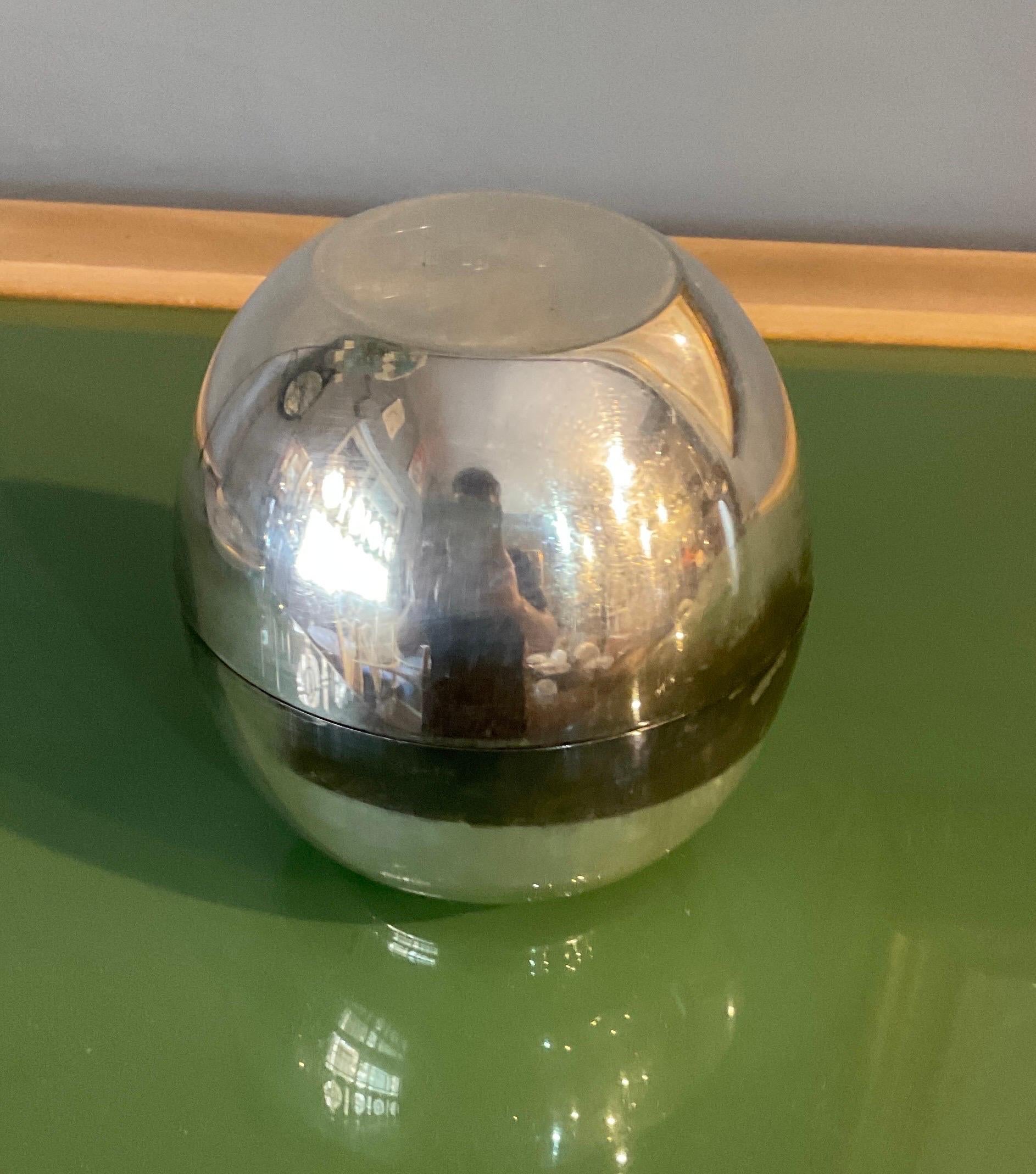 Spherique en métal argenté gravé sous la base en vente 4