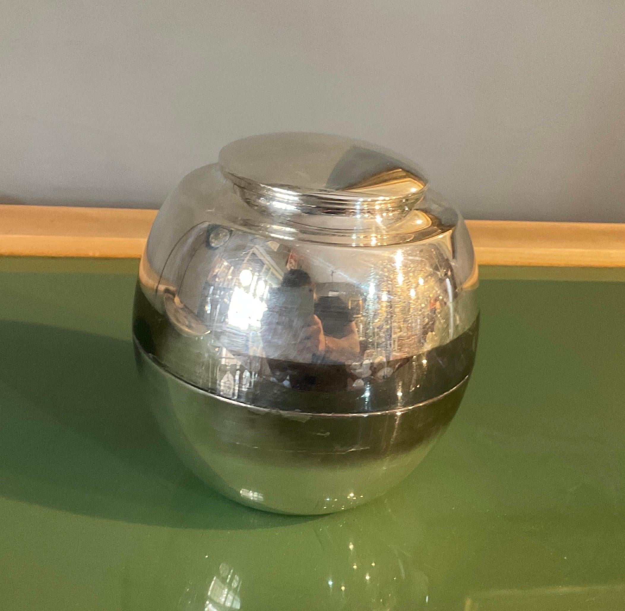 Spherique en métal argenté gravé sous la base Bon état - En vente à Catania, IT