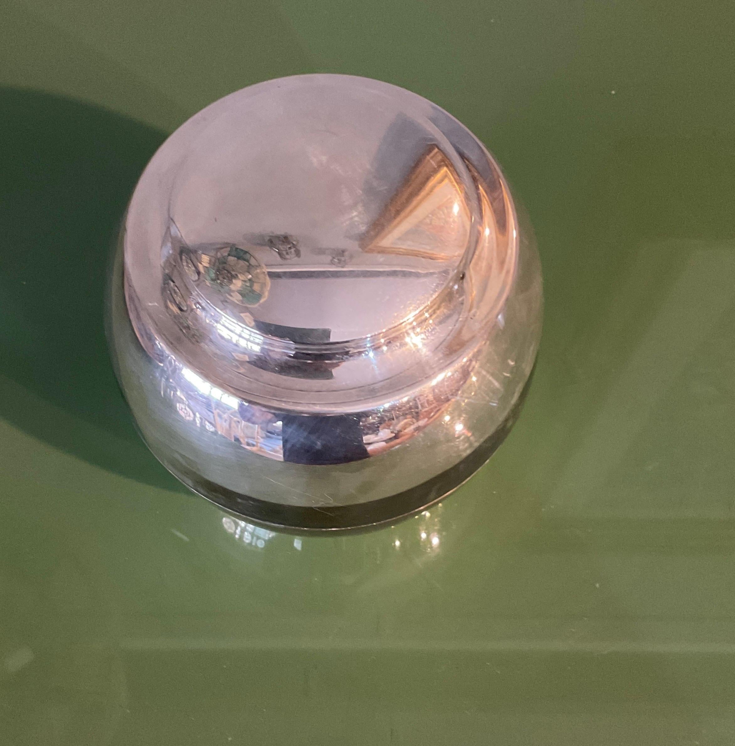 Milieu du XXe siècle Spherique en métal argenté gravé sous la base en vente