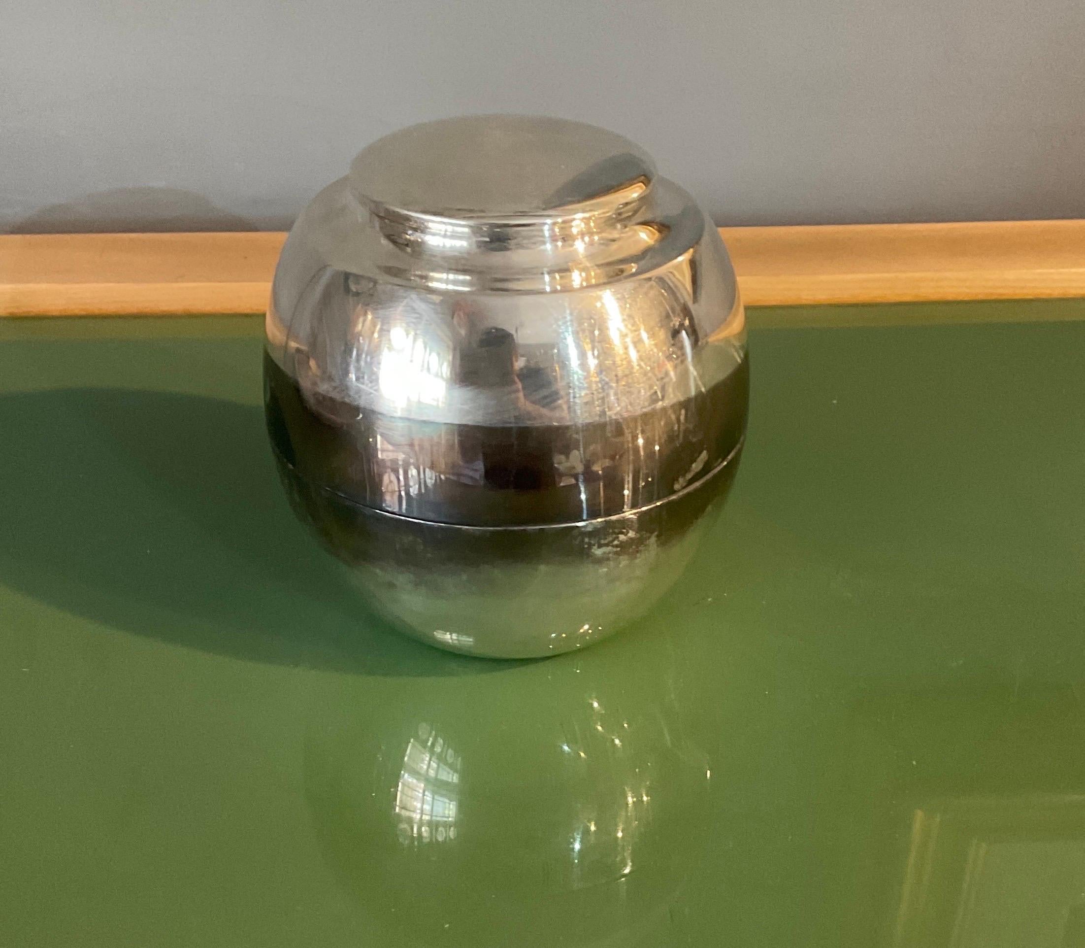 Spherique en métal argenté gravé sous la base en vente 1