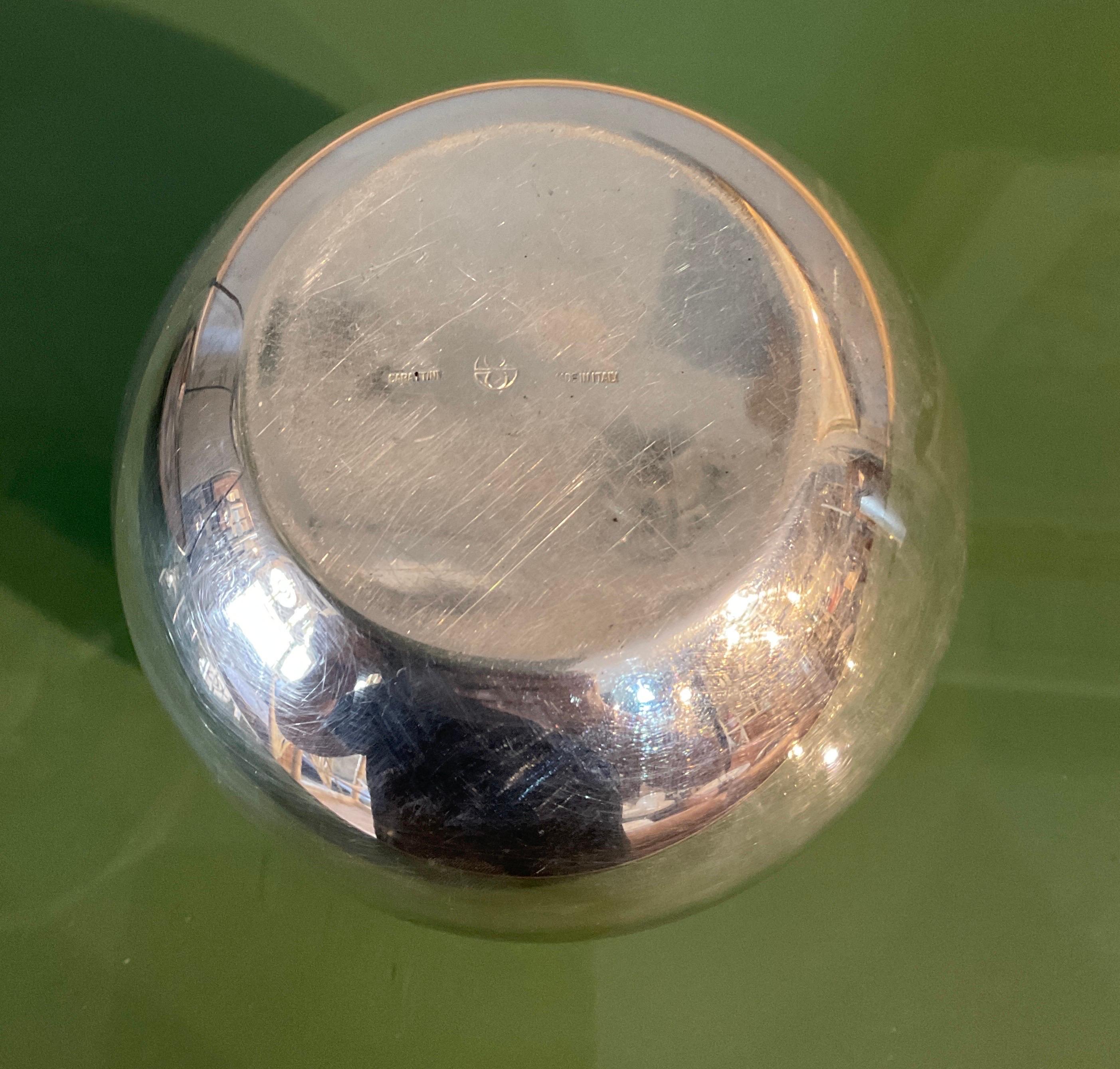 Die kugelförmige, unter dem Sockel eingravierte Silberplatte im Angebot 2