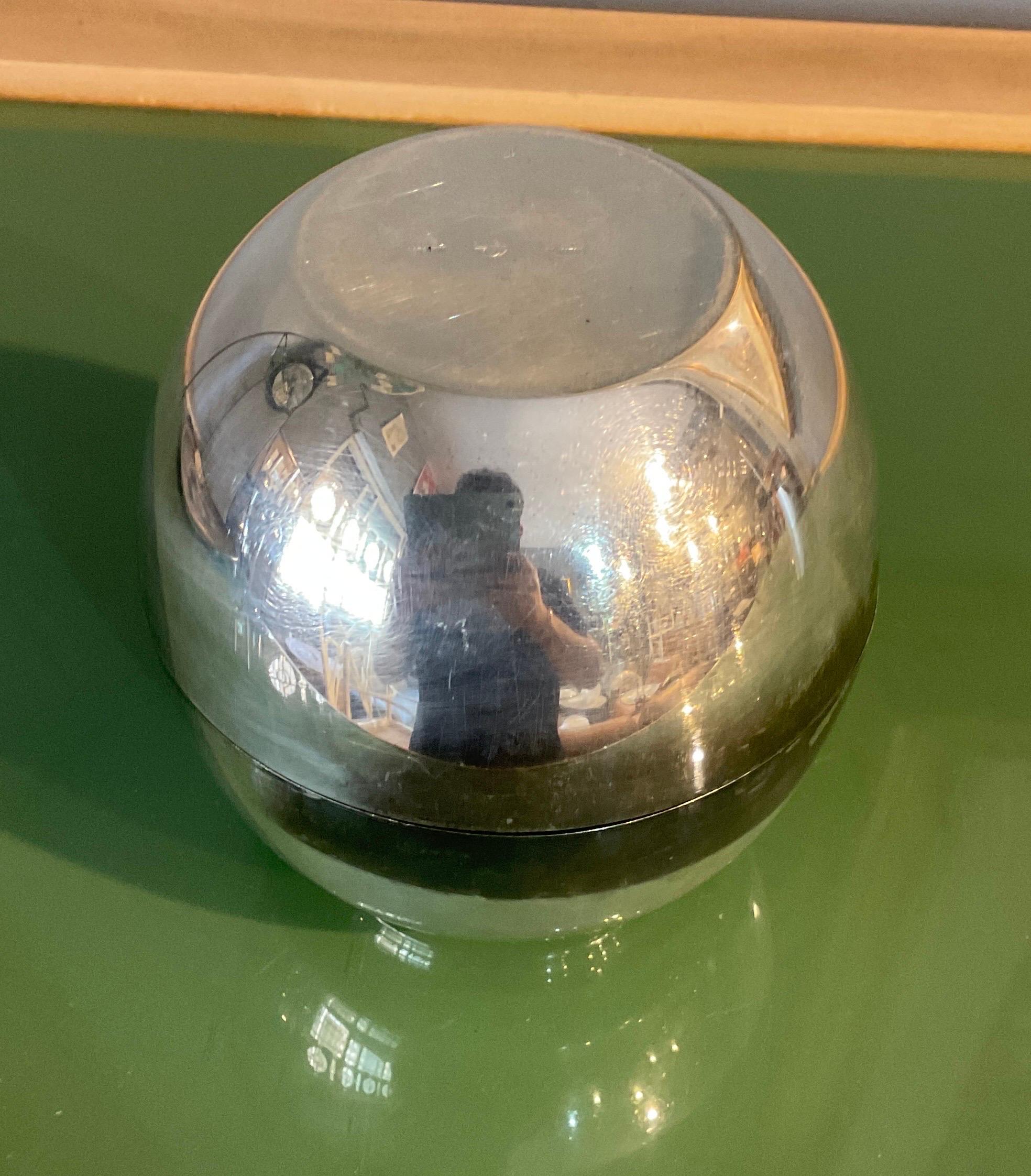 Spherique en métal argenté gravé sous la base en vente 3