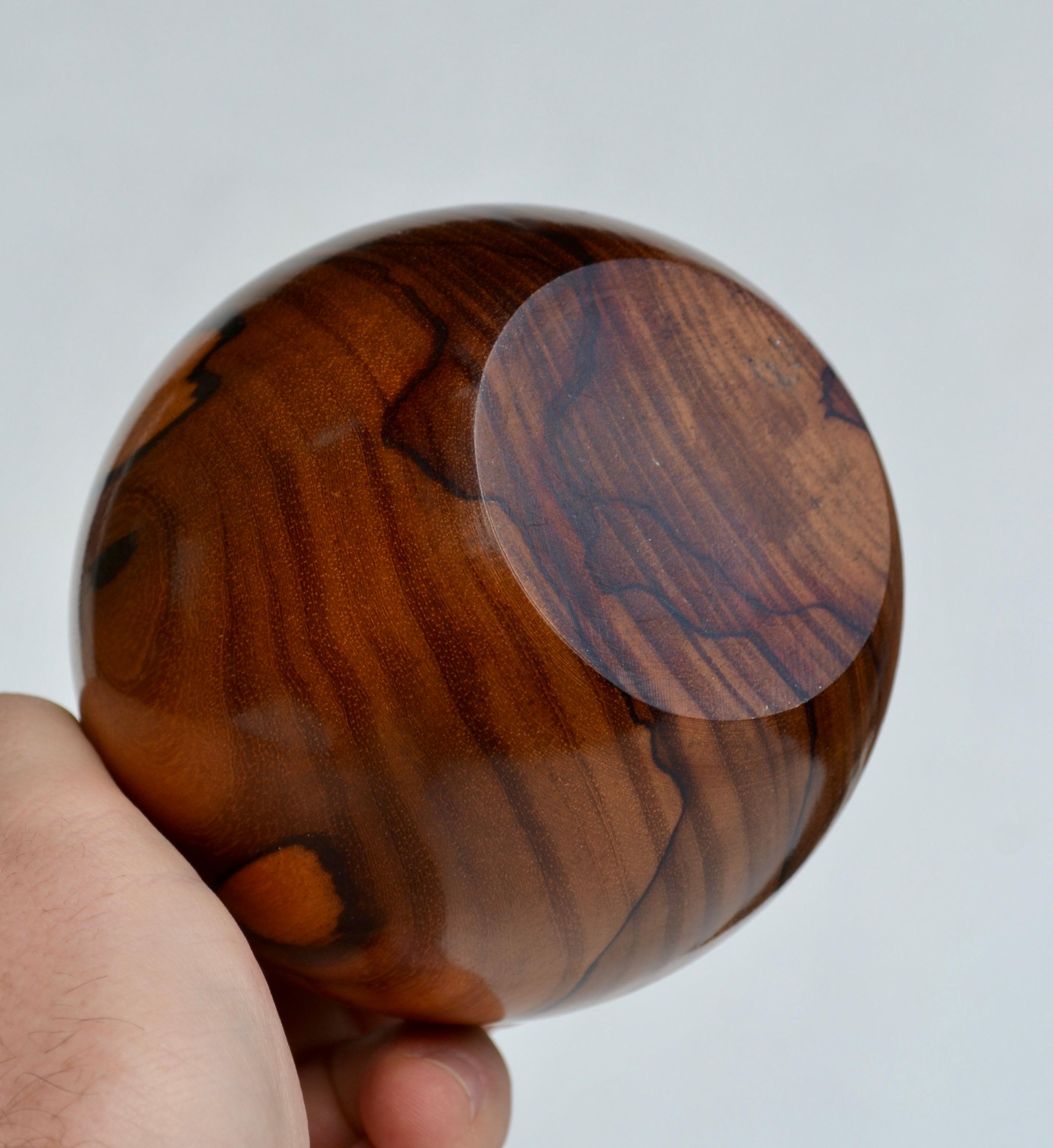 Tornito Vaso sferico monossile in legno di Moutouchi - Design organico francese, circa 1970 in vendita