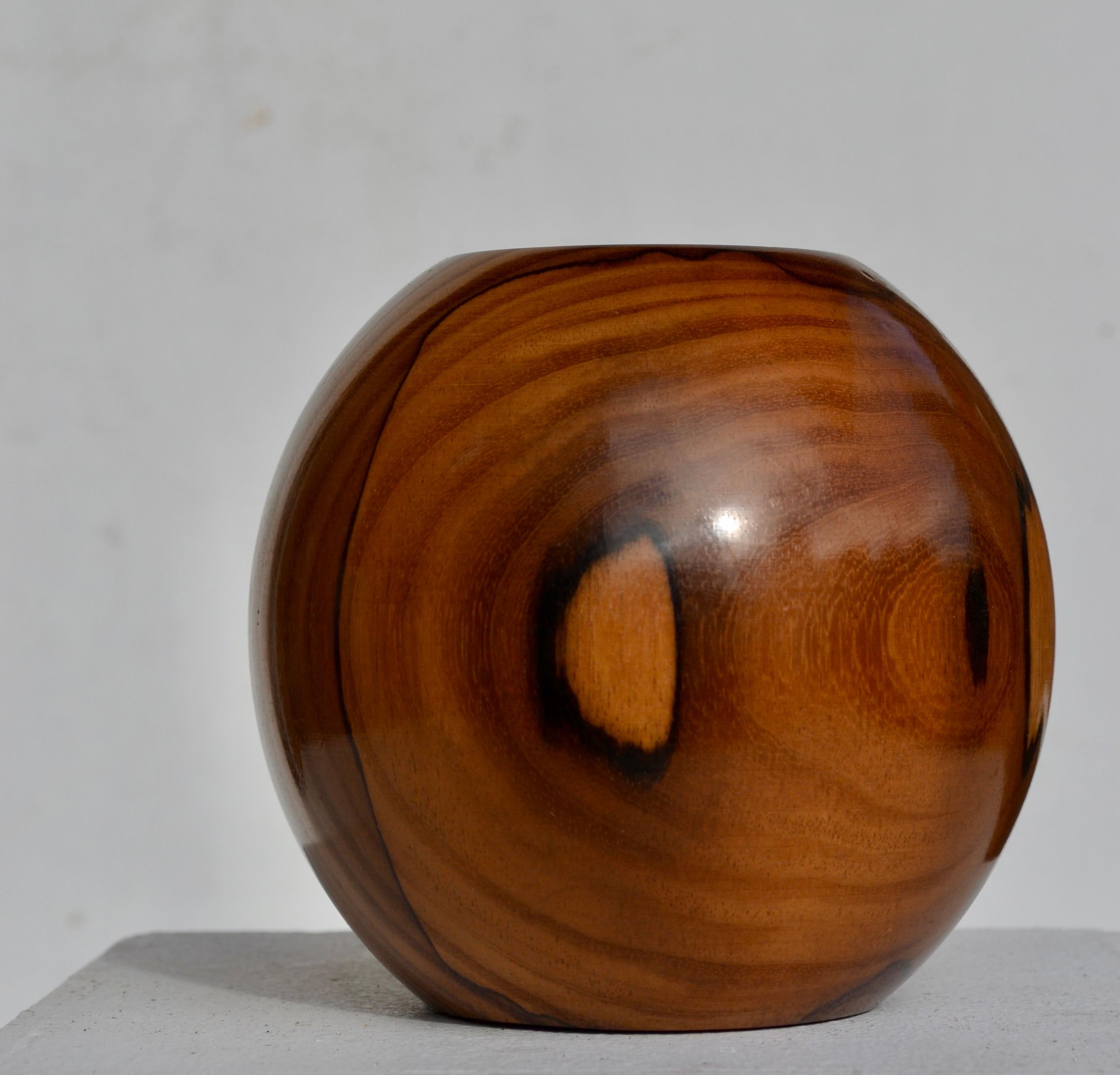 Vaso sferico monossile in legno di Moutouchi - Design organico francese, circa 1970 In condizioni buone in vendita a SOTTEVILLE-LÈS-ROUEN, FR
