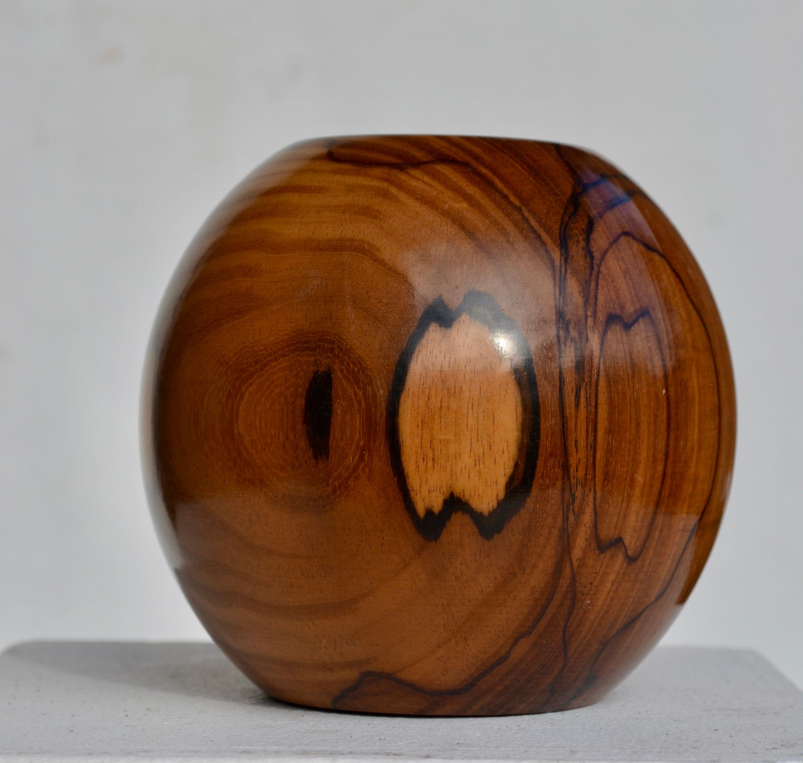Fine XX secolo Vaso sferico monossile in legno di Moutouchi - Design organico francese, circa 1970 in vendita