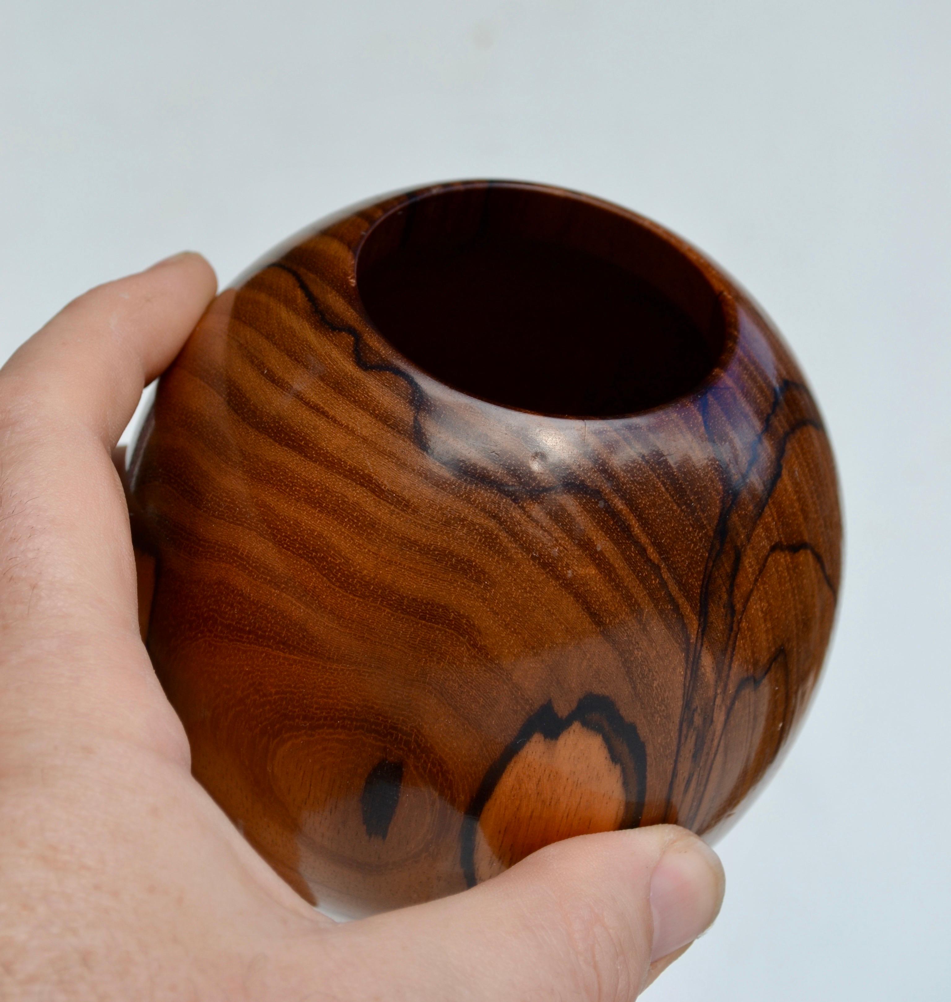 Legno Vaso sferico monossile in legno di Moutouchi - Design organico francese, circa 1970 in vendita