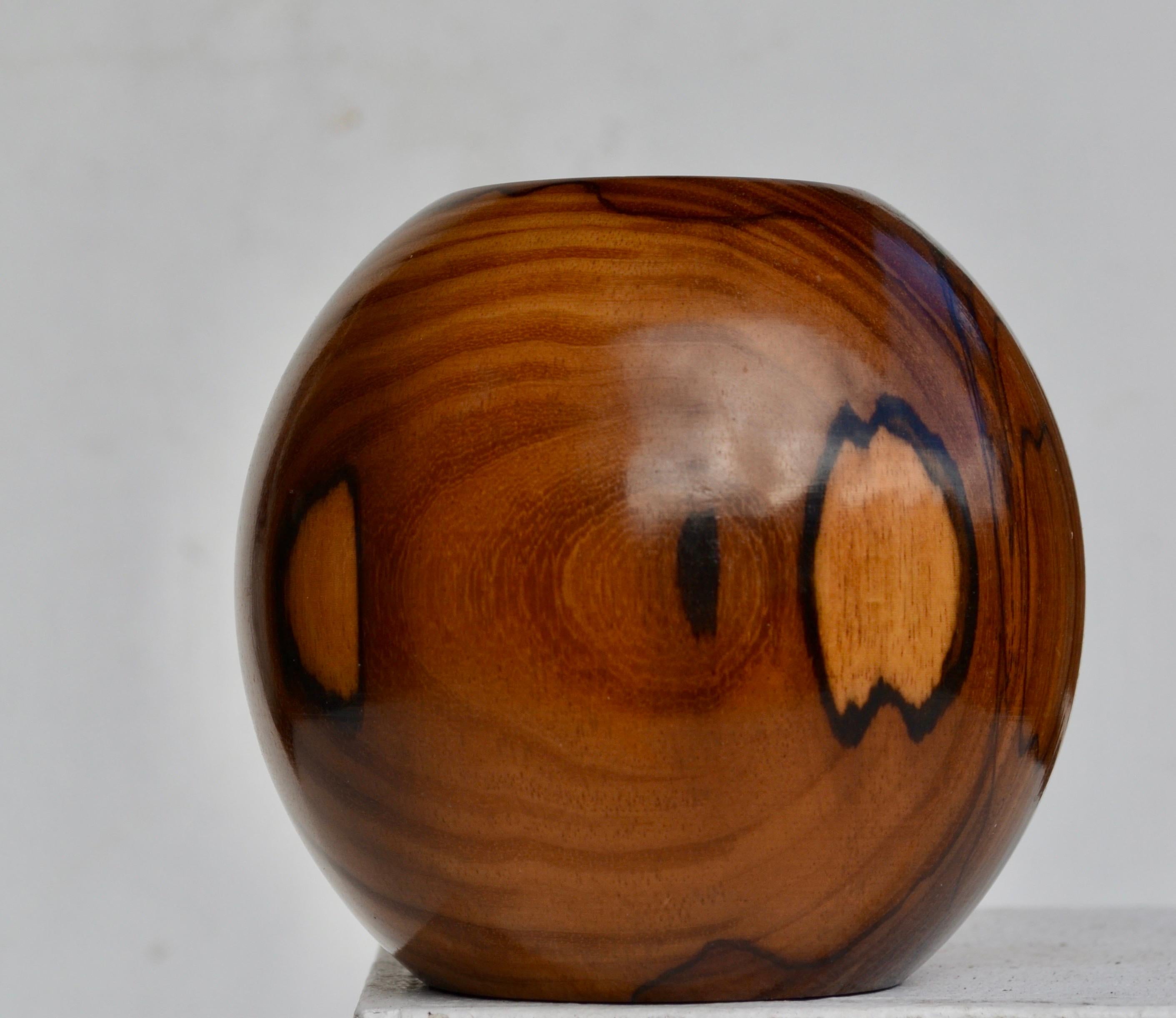 Vaso sferico monossile in legno di Moutouchi - Design organico francese, circa 1970 in vendita 1