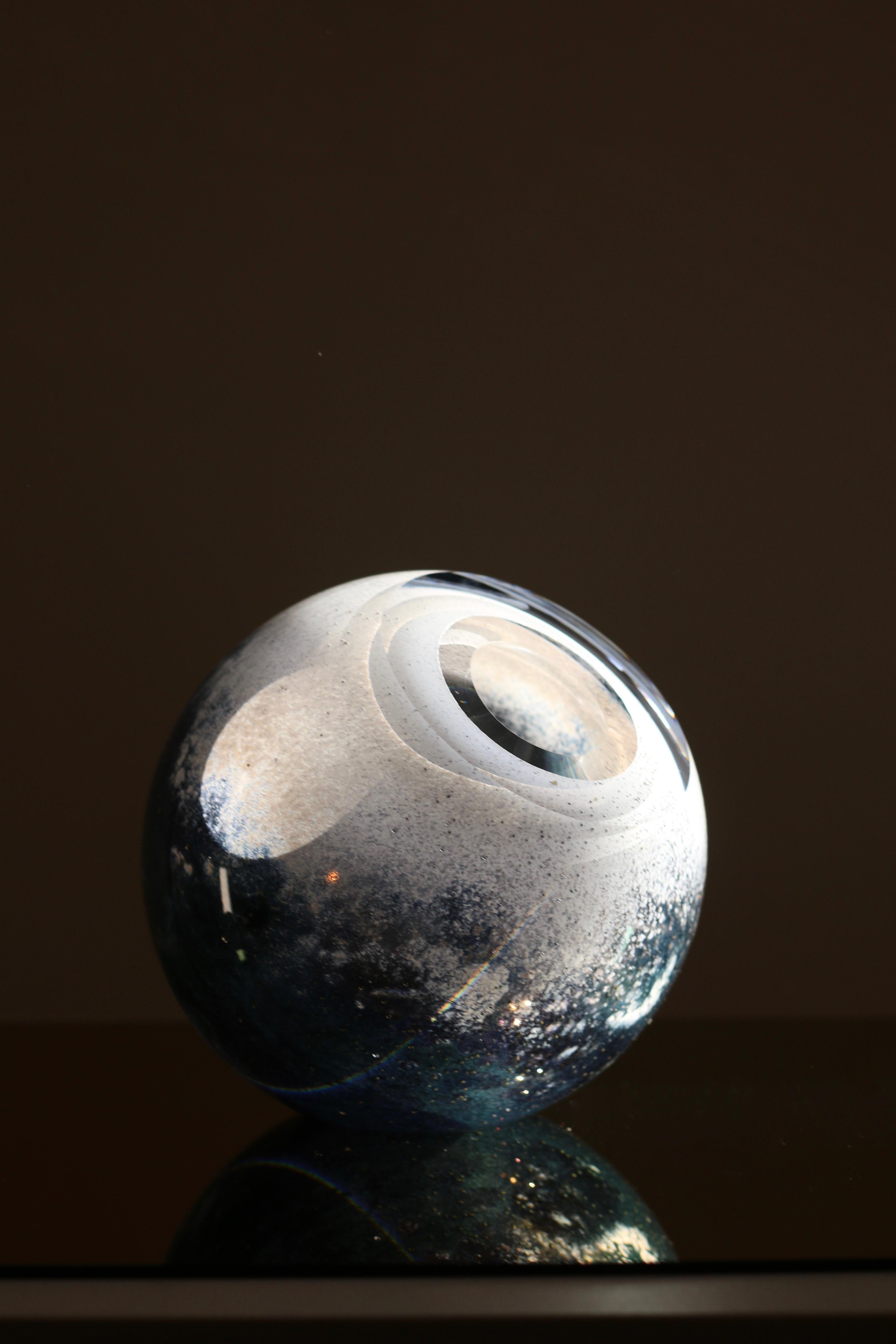 Runde, mundgeblasene Glasvase in Weiß und Blau.
Extra klares, hochwertiges und glänzendes Glas.
Handgefertigt von einem Team hochqualifizierter Handwerker. 
Diese zeitgenössische Kleinplastik ist ein Einzelstück aus der Sammlung Experimental. 
Die