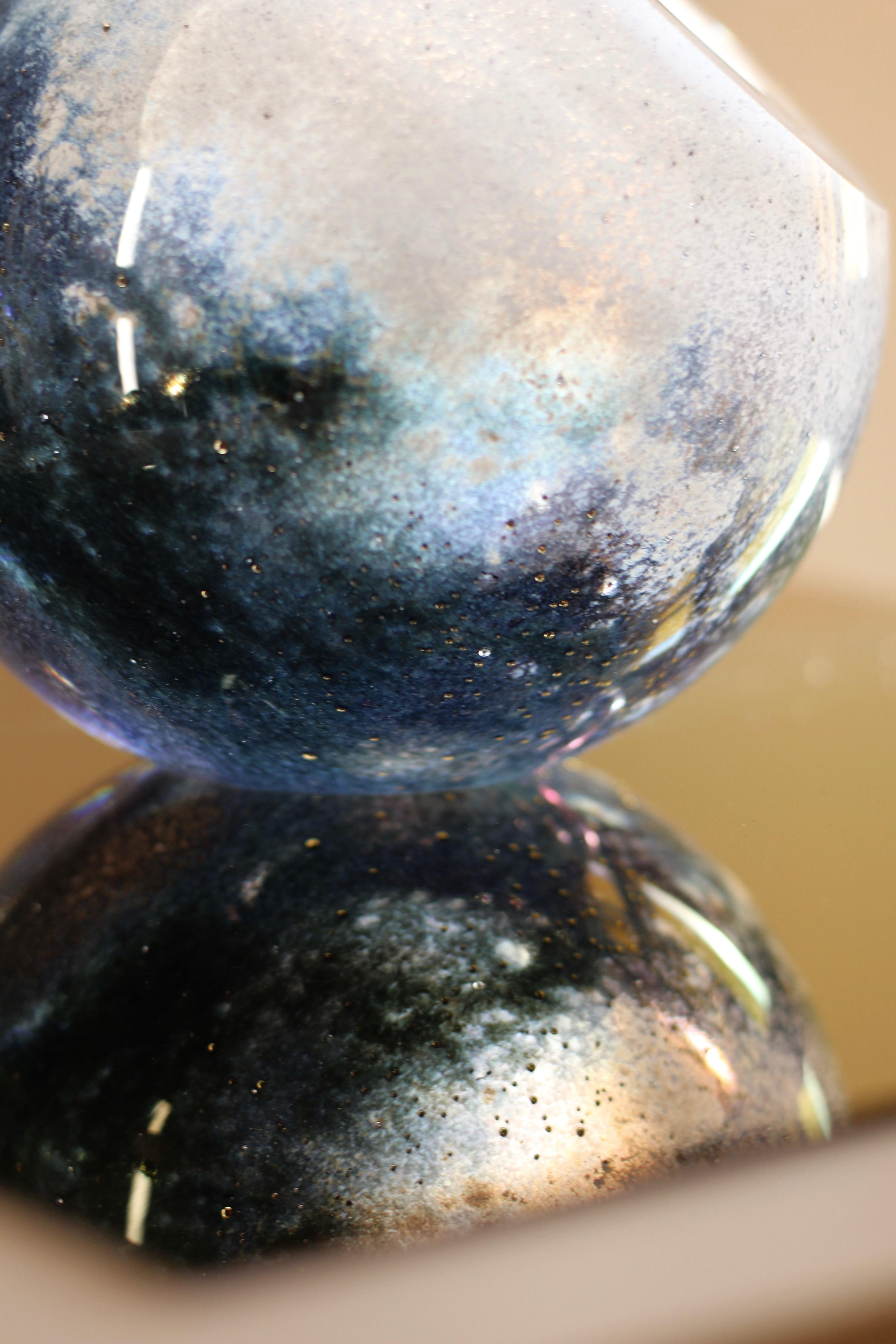 „Arctica“ kugelförmige Vase aus mundgeblasenem Glas in Weiß, Blau und Gold mit Cluster (Europäisch) im Angebot