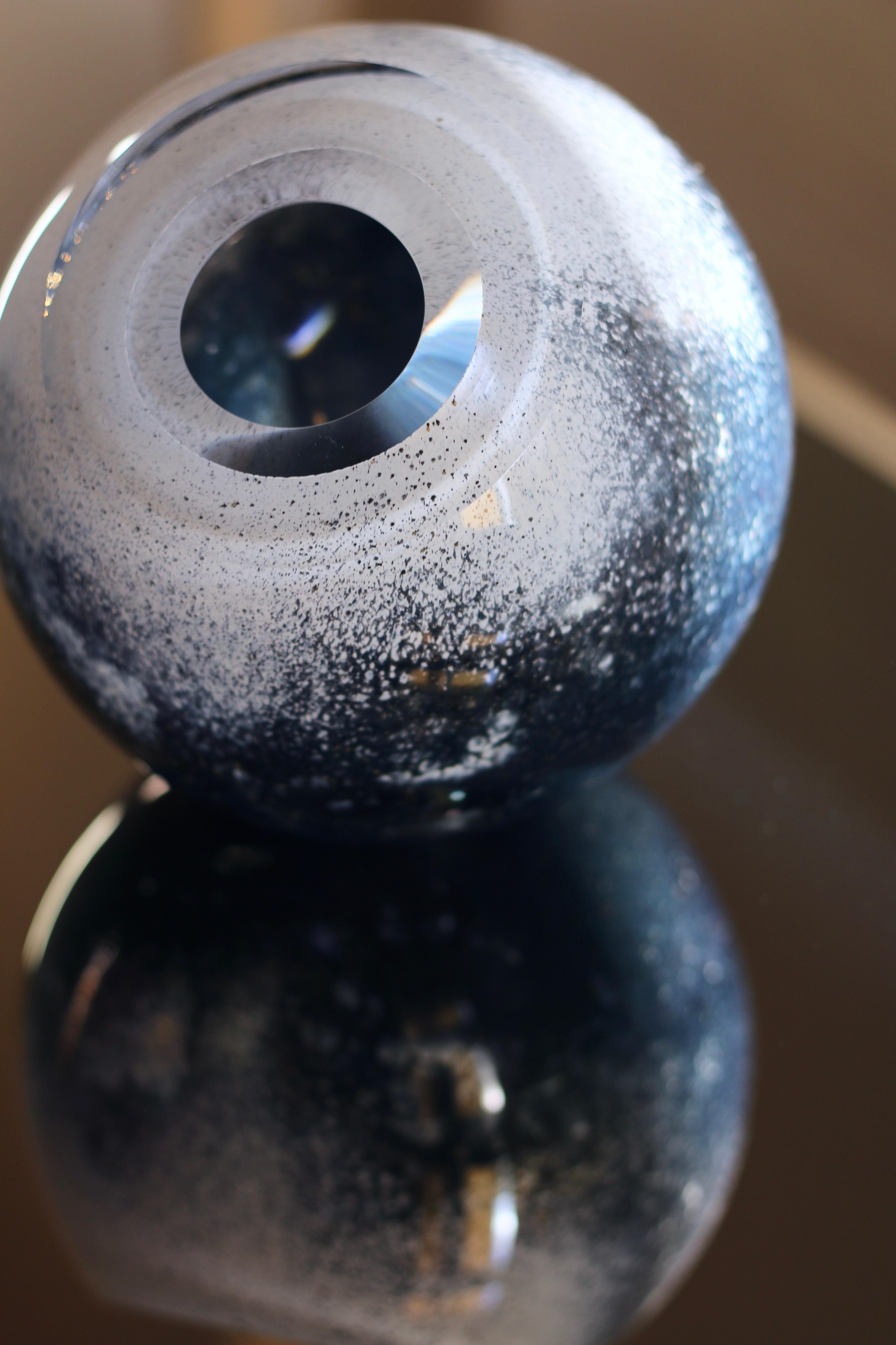„Arctica“ kugelförmige Vase aus mundgeblasenem Glas in Weiß, Blau und Gold mit Cluster (Handgefertigt) im Angebot