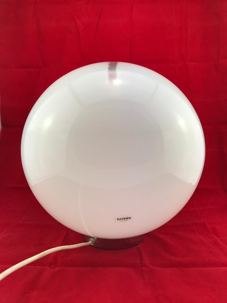 Alfredo Barbini MIdCentury Modern Spherical white Murano Glass Table Lamp 1970s For Sale at