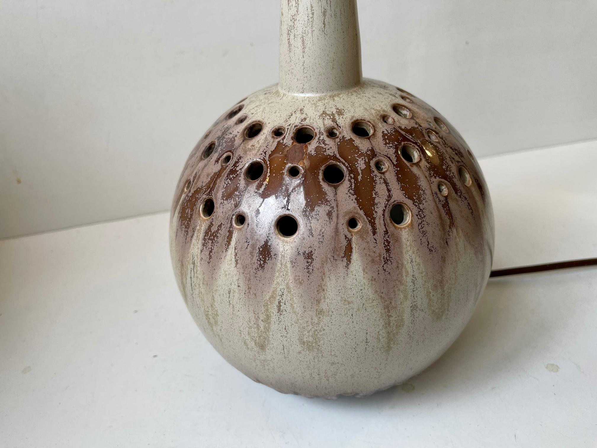 Spherical Scandinavian Modern Pottery Table Lamp, 1970s In Good Condition For Sale In Esbjerg, DK