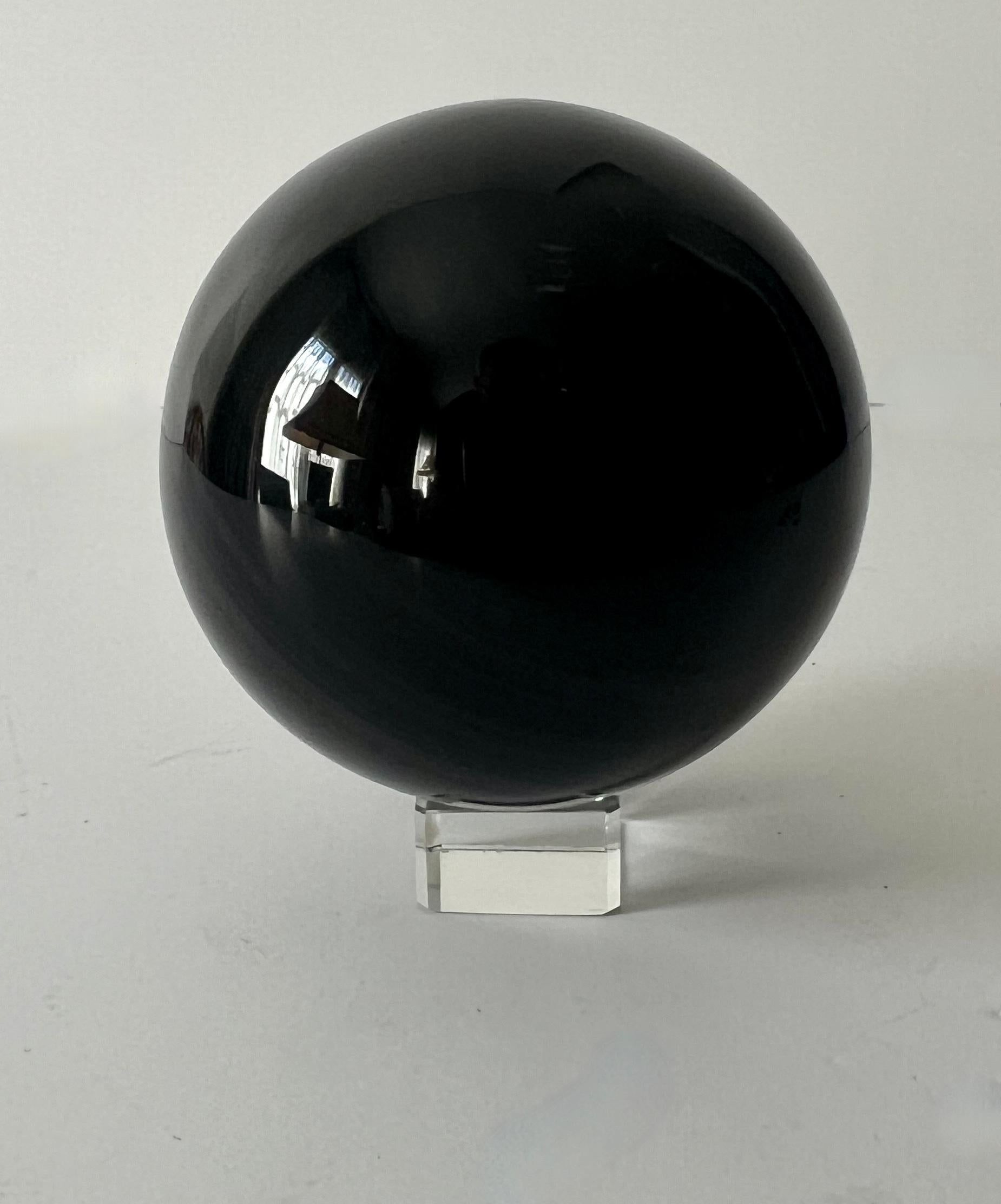 Un magnifique presse-papier en Onyx noir.  La pièce repose sur un socle en argent avec trois pattes de lions.  Cette pièce étonnante complète tout espace, table d'appoint, bureau ou poste de travail, en tant que pièce décorative ou