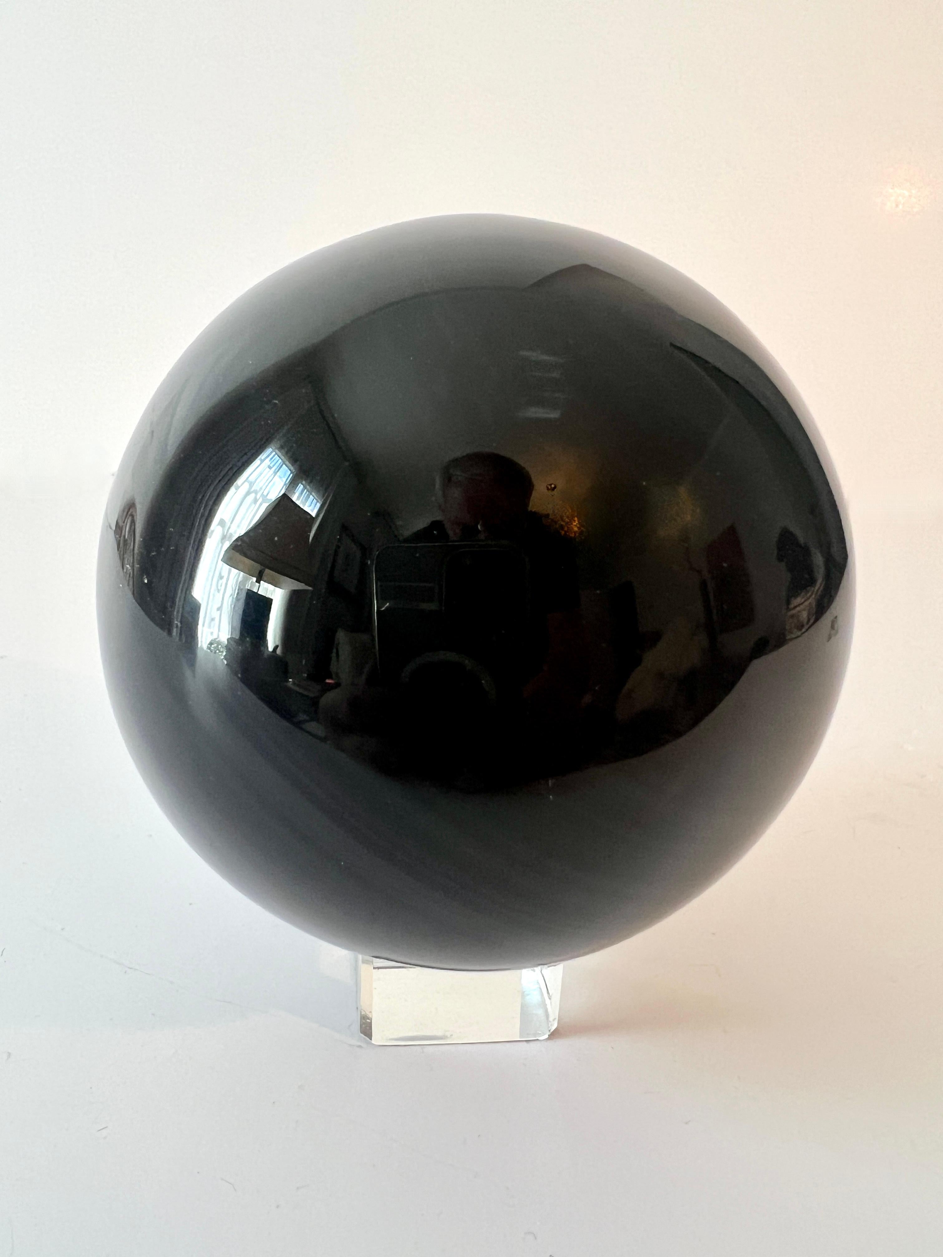 20ième siècle Presse-papier sphérique en onyx massif sur un Stand avec pied en patte d'oie en sterling en vente