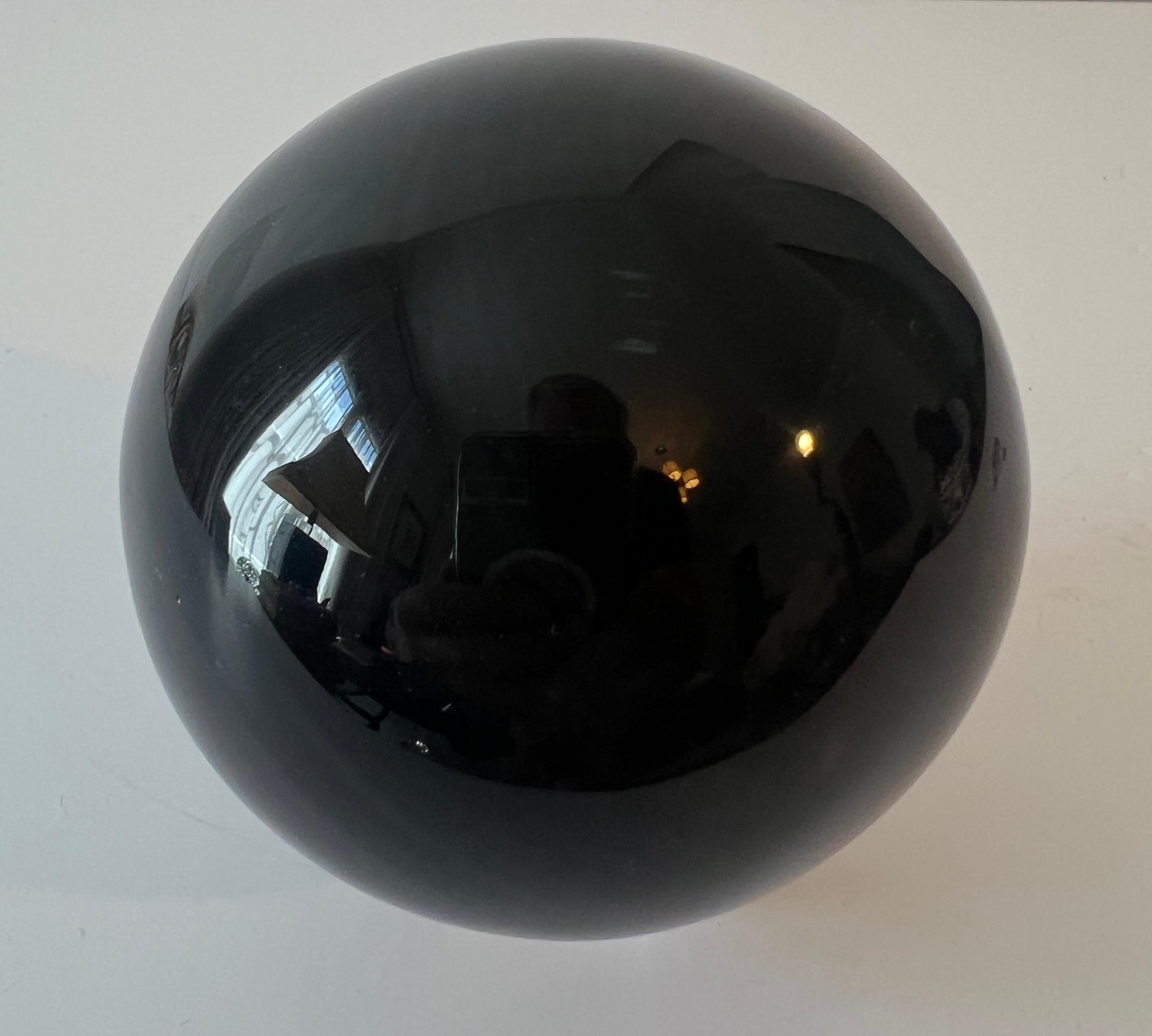 Argent sterling Presse-papier sphérique en onyx massif sur un Stand avec pied en patte d'oie en sterling en vente