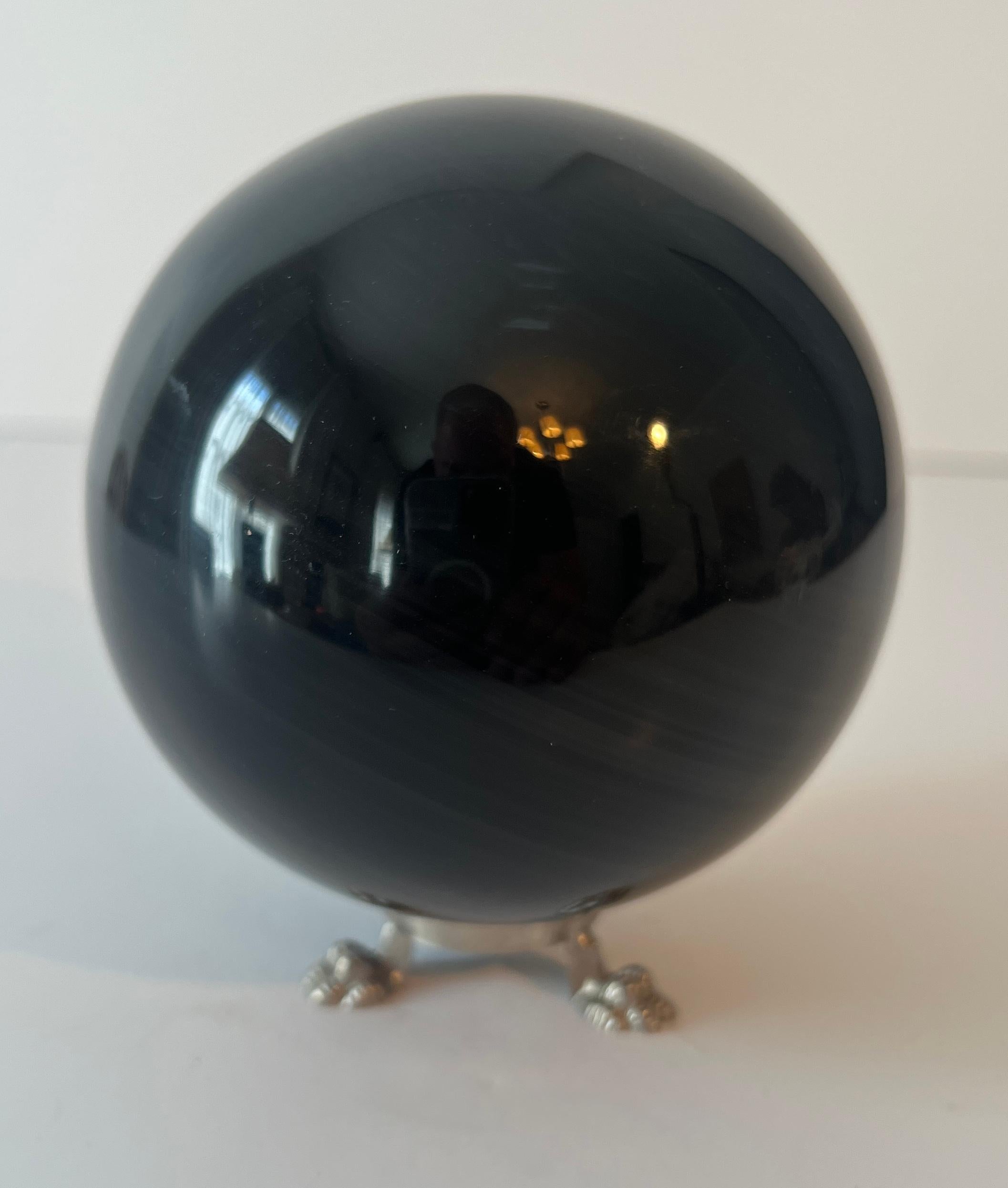Presse-papier sphérique en onyx massif sur un Stand avec pied en patte d'oie en sterling en vente 2