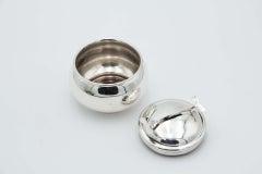 Spherical sugar bowl in smooth silver