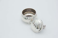 Spherical sugar bowl in smooth silver