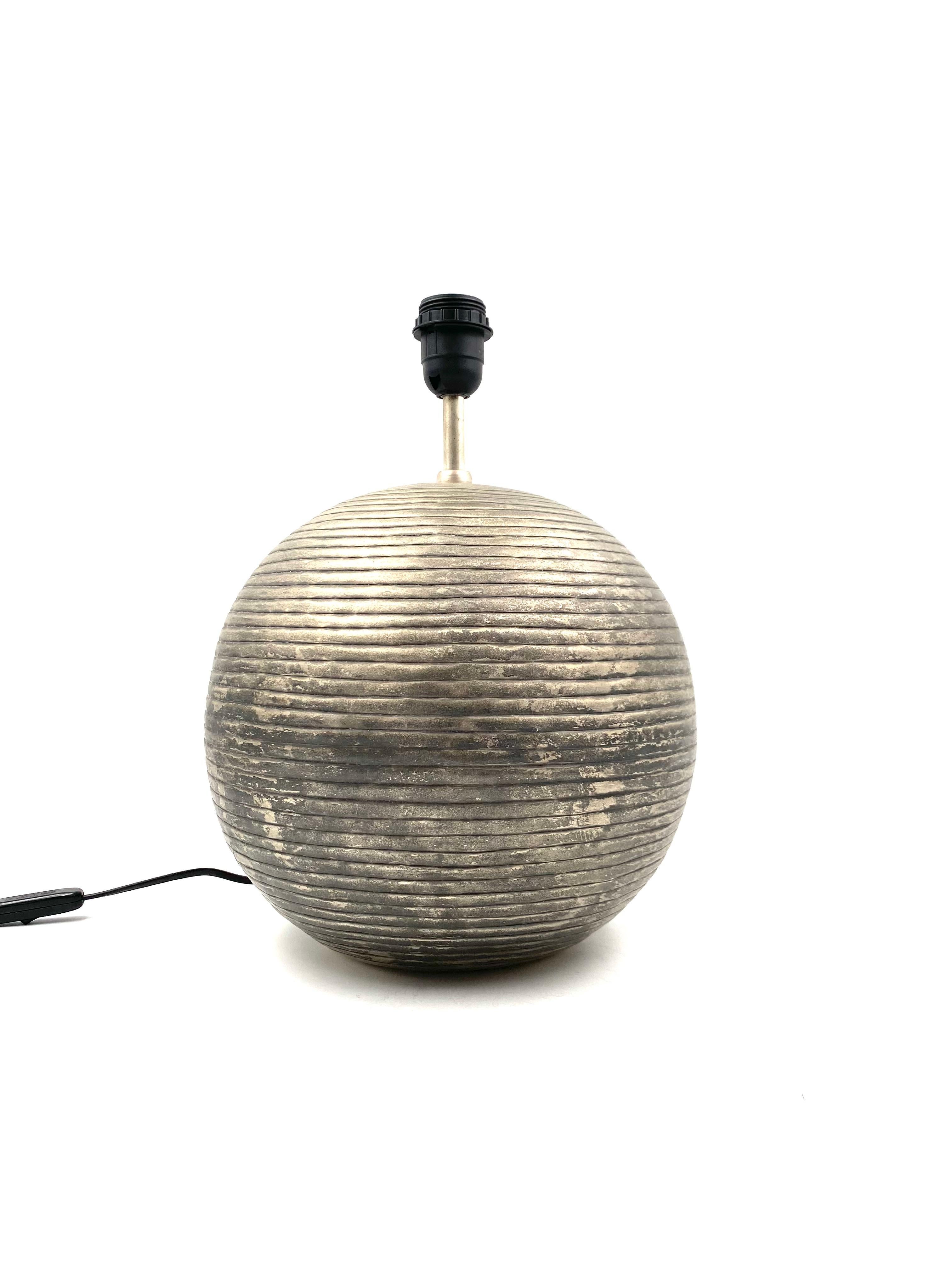 Spherical aluminum table lamp base

Italian manufacture, 1970s

Measures: 40 Height x 30 diameter cm

Conditions: excellent, consistent with age and use. Patina on the metal. In working conditions.