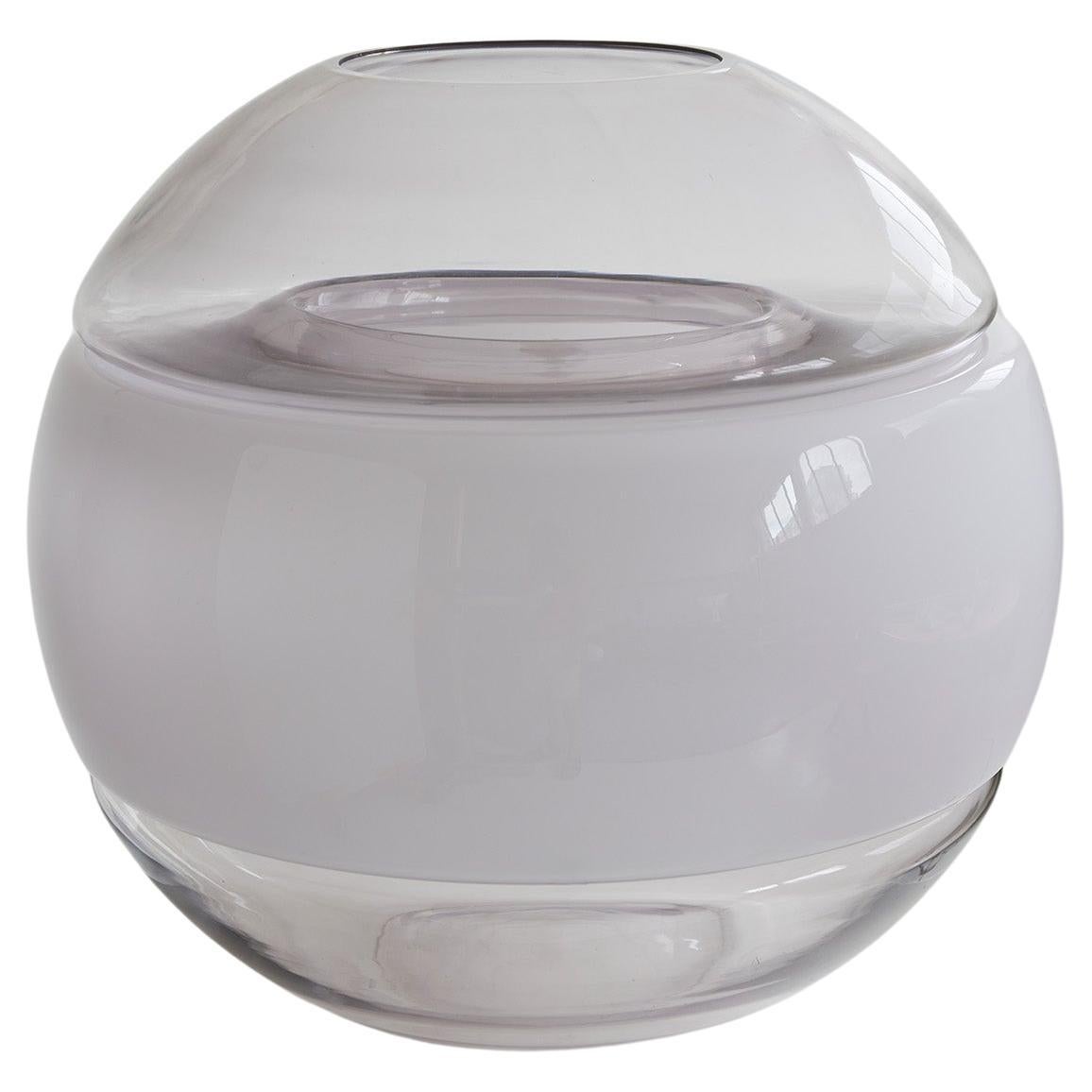 Grande lampe de table en verre de Murano conçue par Carlo Nason pour Linea/One Milano dans les années 1970. 

Nason, connu pour son travail innovant sur le verre dans les années 1960 et 1970, a conçu cette lampe avec un design sphérique unique