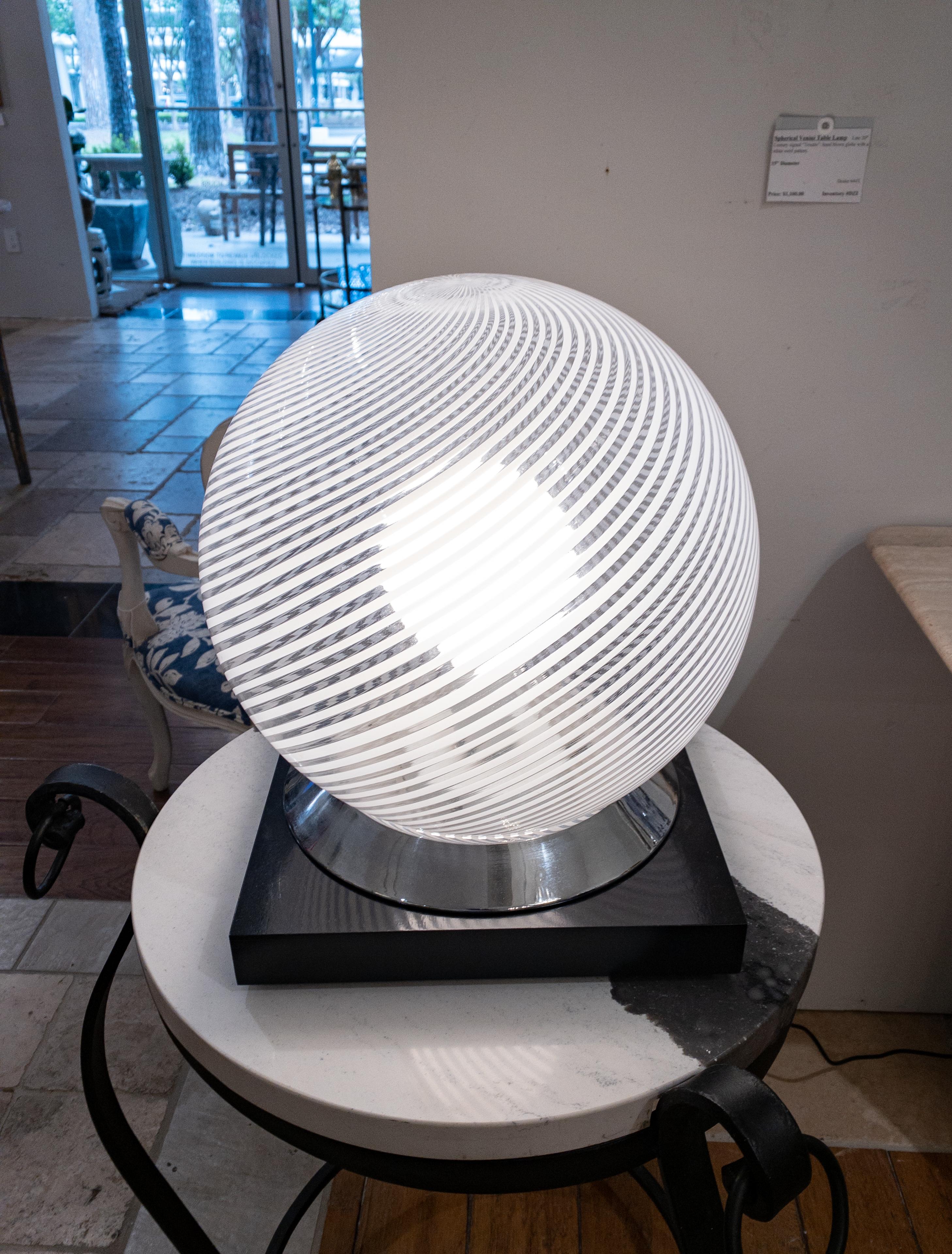 Mid-Century Modern Spherical Venini Table Lamp For Sale