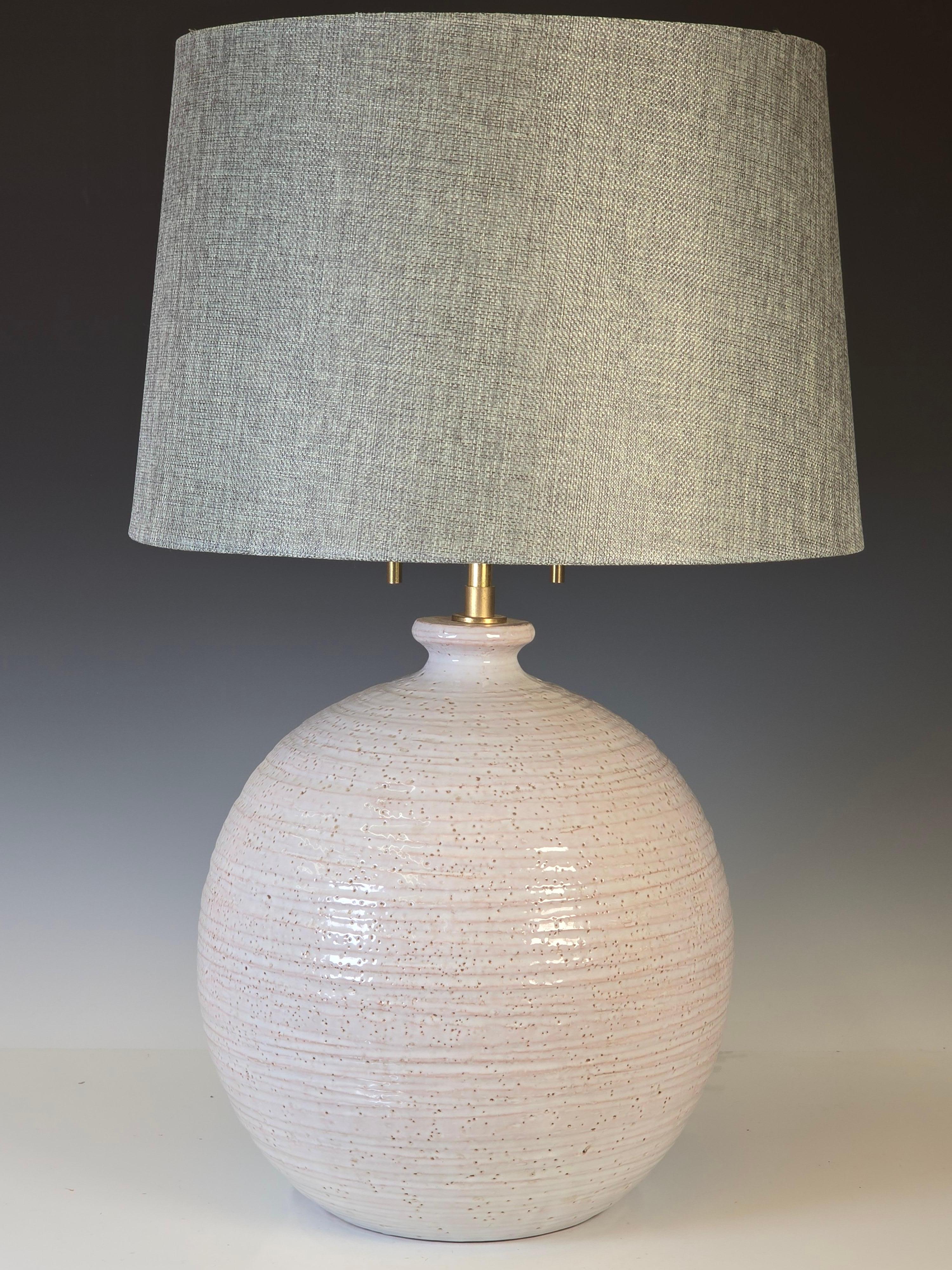 Beautiful table lamp designed by Aldo Londi for Bitossi from the 1960s.   Beautiful Italian majolica type glaze in white and where the glaze thins on the edges the pottery color underneath is slightly visible which offers a wonderful effect.   This