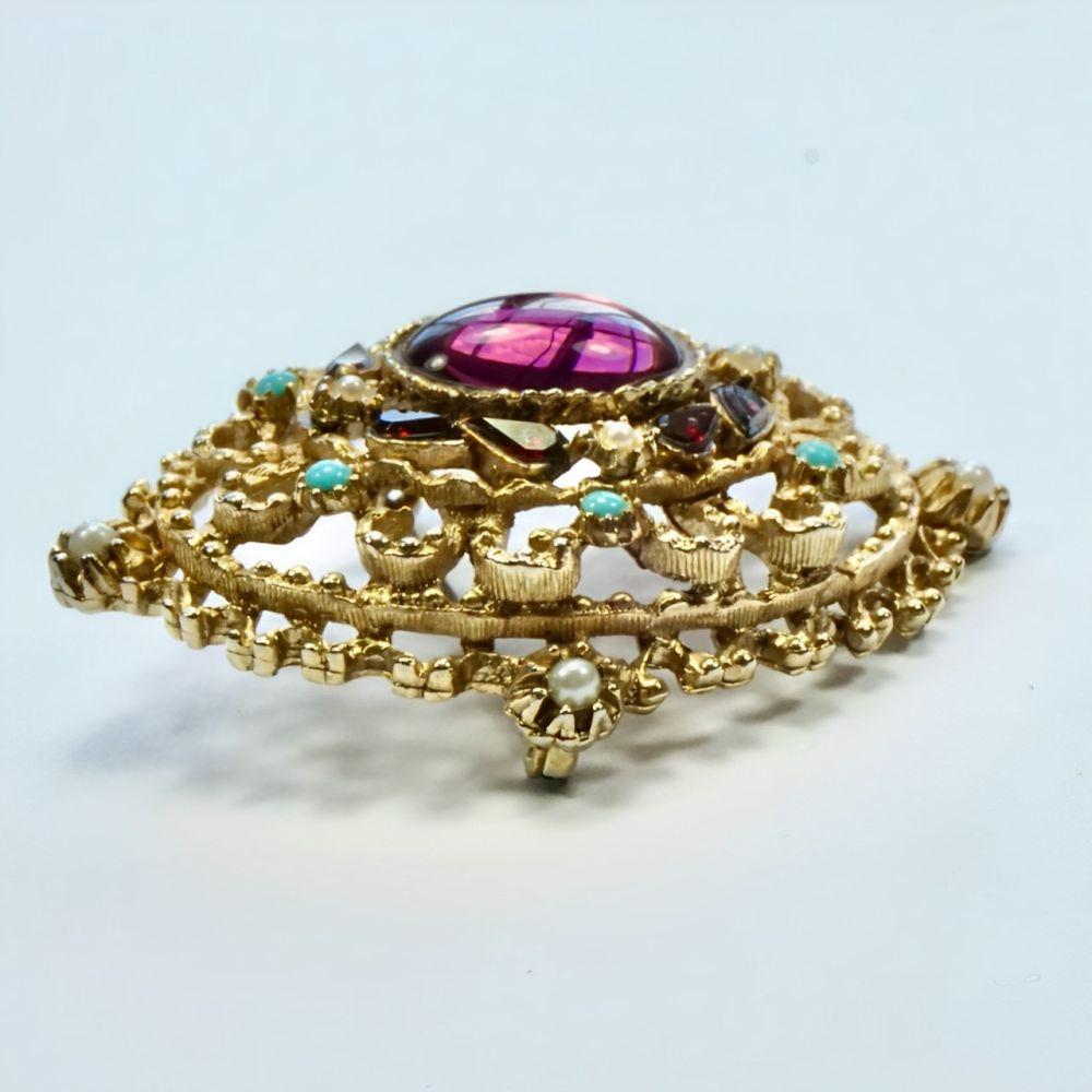Sphinx Gold Plated Renaissance Style Brooch with Faux Gemstones Unisexe en vente