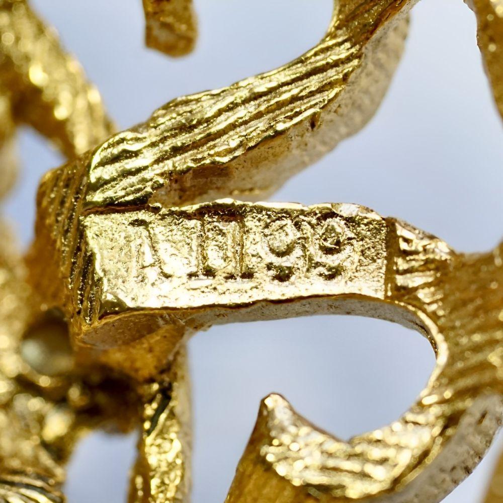 Sphinx Gold Plated Renaissance Style Brooch with Faux Gemstones en vente 2