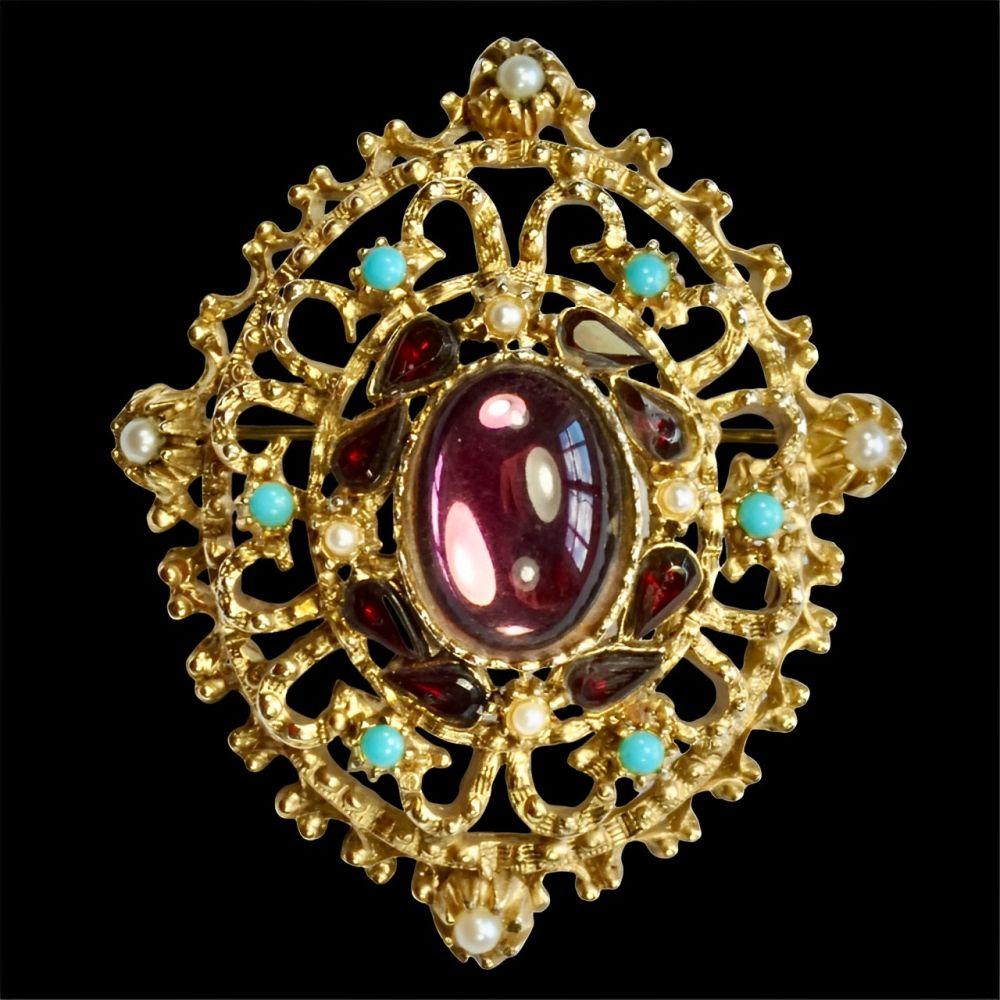 Sphinx Gold Plated Renaissance Style Brooch with Faux Gemstones en vente 3