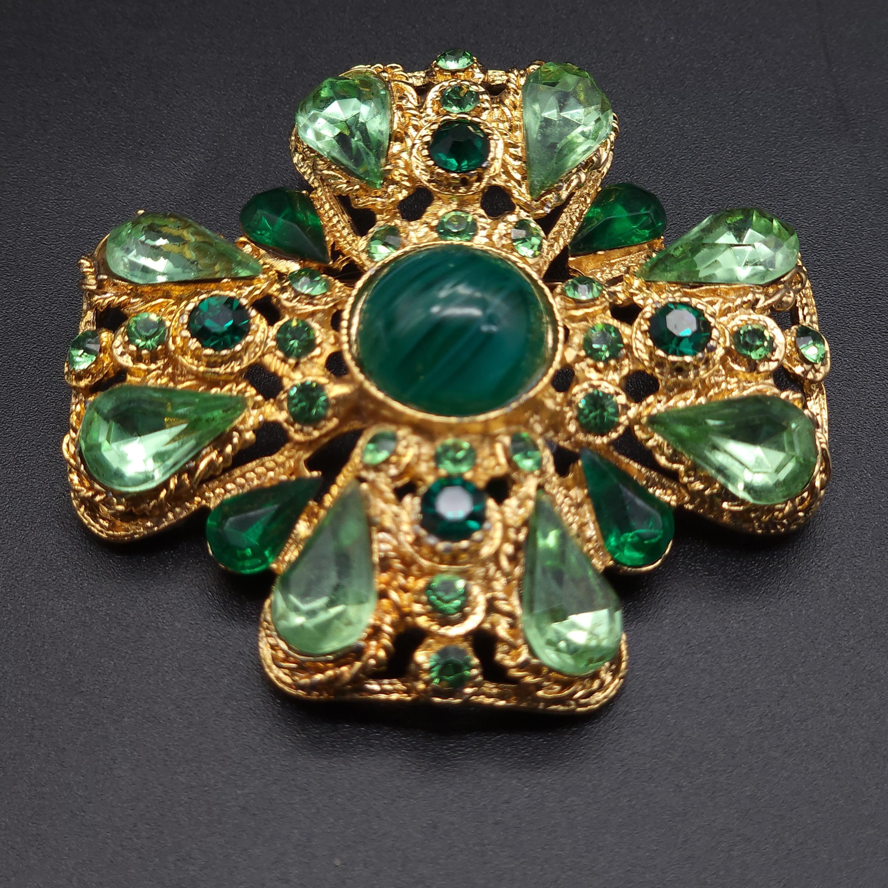 Rétro Broche Croix de Malte en or, Sphinx Gripoix, 20e siècle en vente