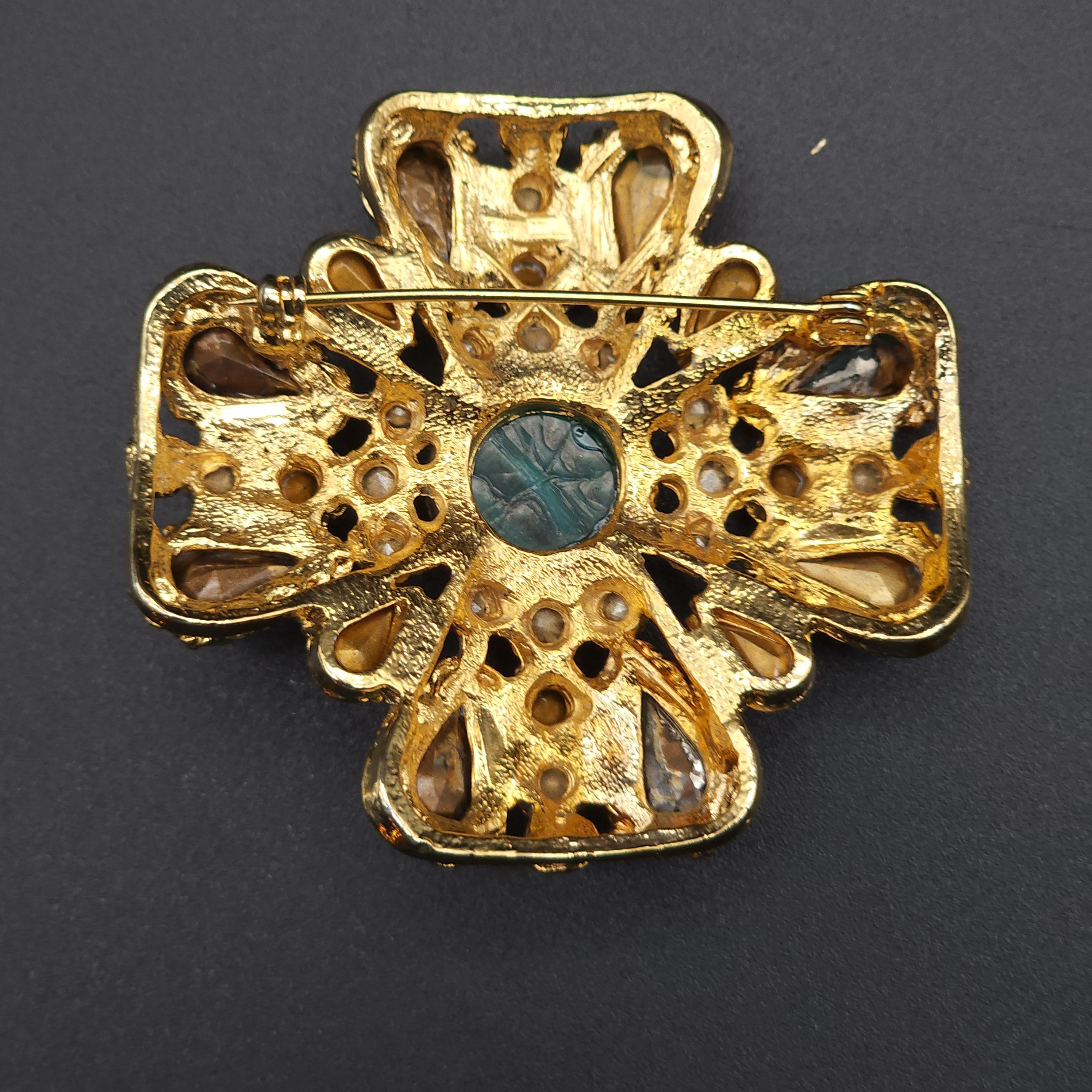 Anstecknadelbrosche mit Malteserkreuz aus Gold mit Sphinx Gripoix und Juwelen, Gripoix, 20. Jahrhundert im Zustand „Hervorragend“ im Angebot in Milford, DE