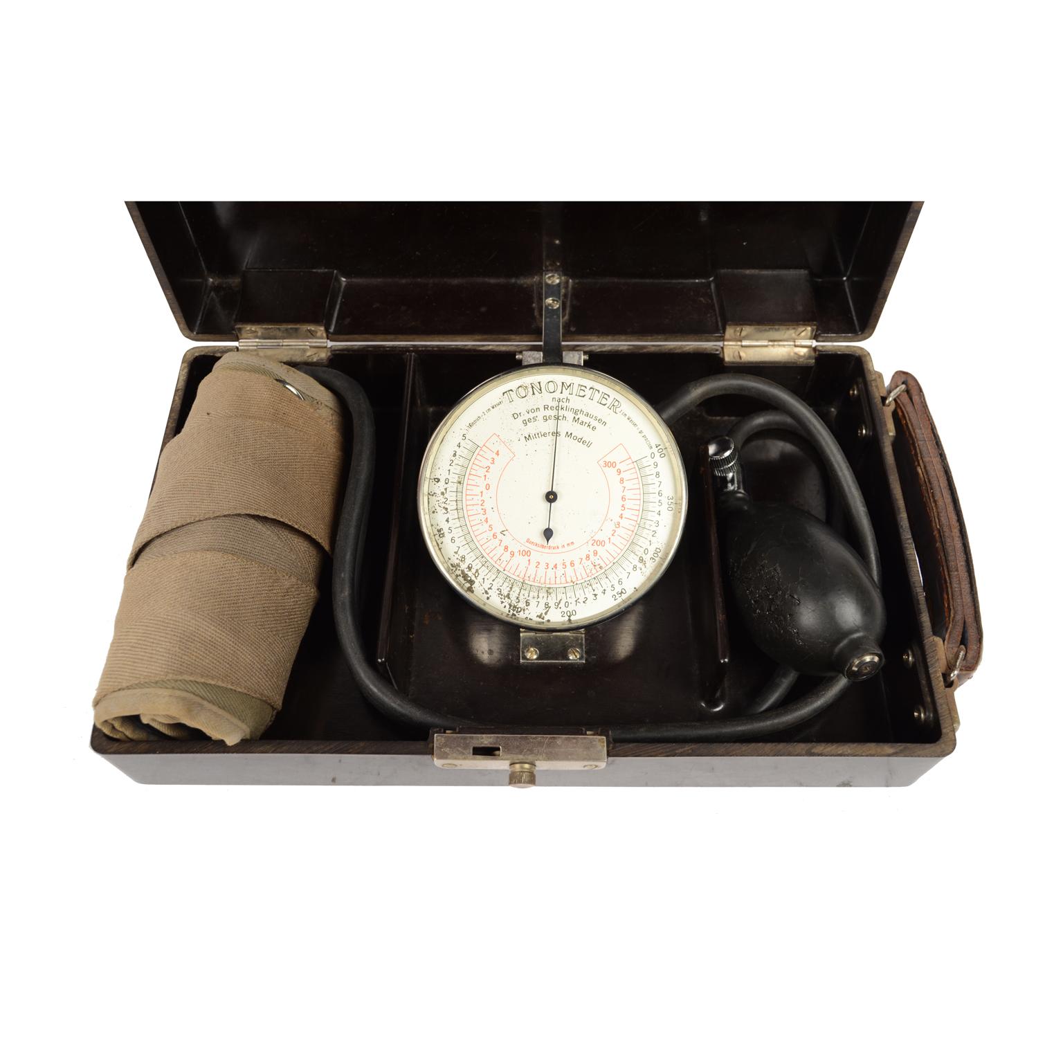 Medium model sphygmomanometer, a blood pressure meter invented by Dr. Recklinghaussen. The instrument is in its original Bakelite box. German manufacture of the 1930s. Good condition, the rubber parts have hardened over time. Box size cm 25.5 x 15.5
