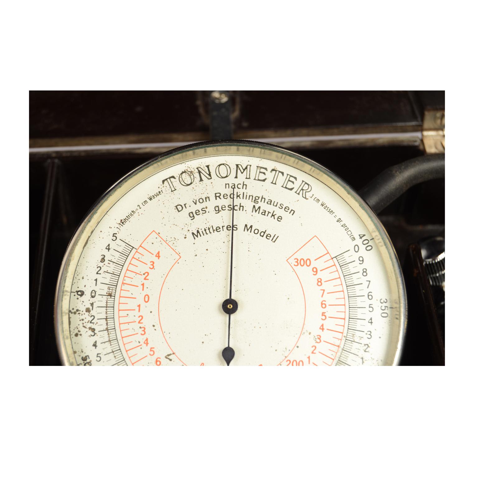 Vintage Medical Sphygmomanometer in its Original Bakelite Box, German 1930s In Good Condition In Milan, IT