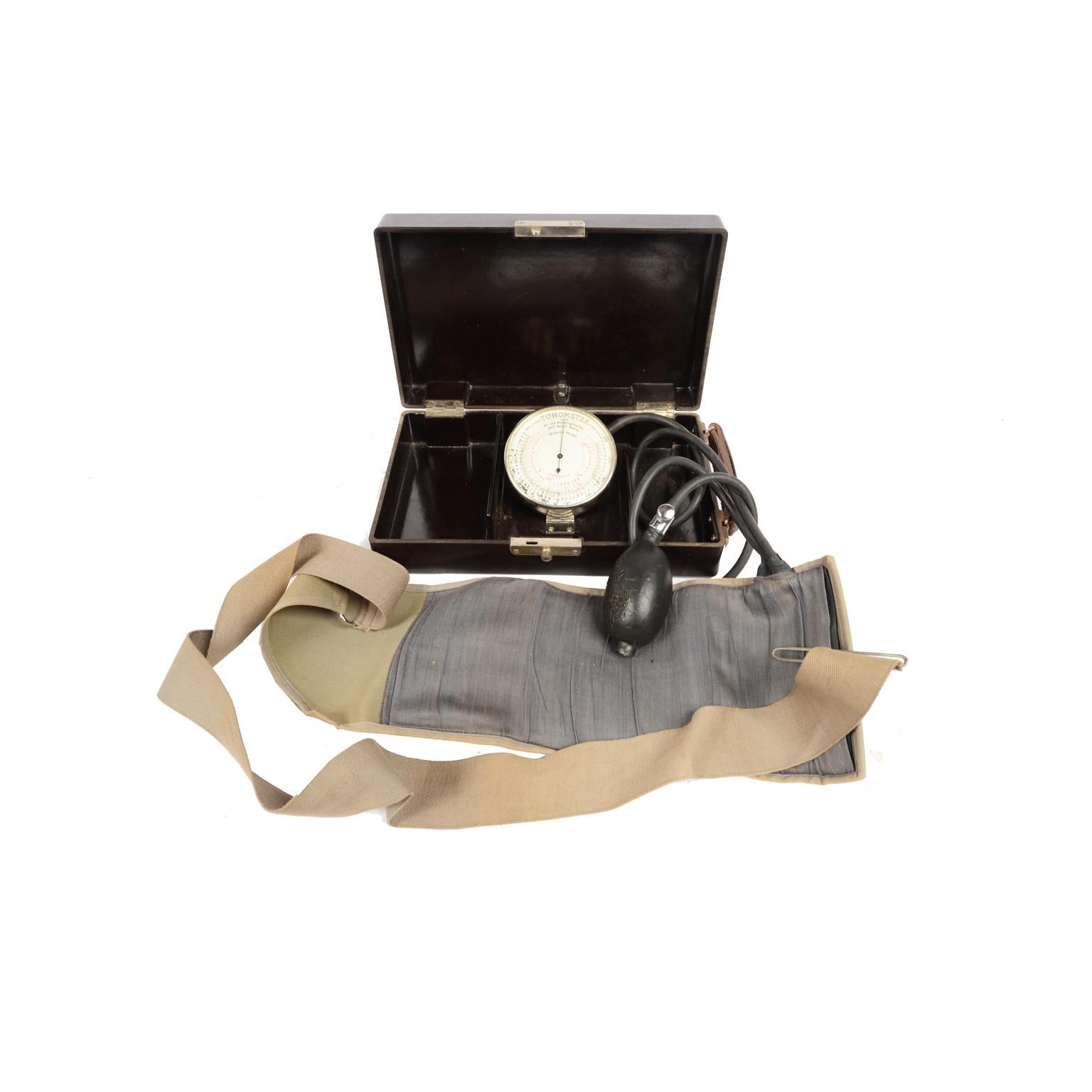 Mid-20th Century Vintage Medical Sphygmomanometer in its Original Bakelite Box, German 1930s