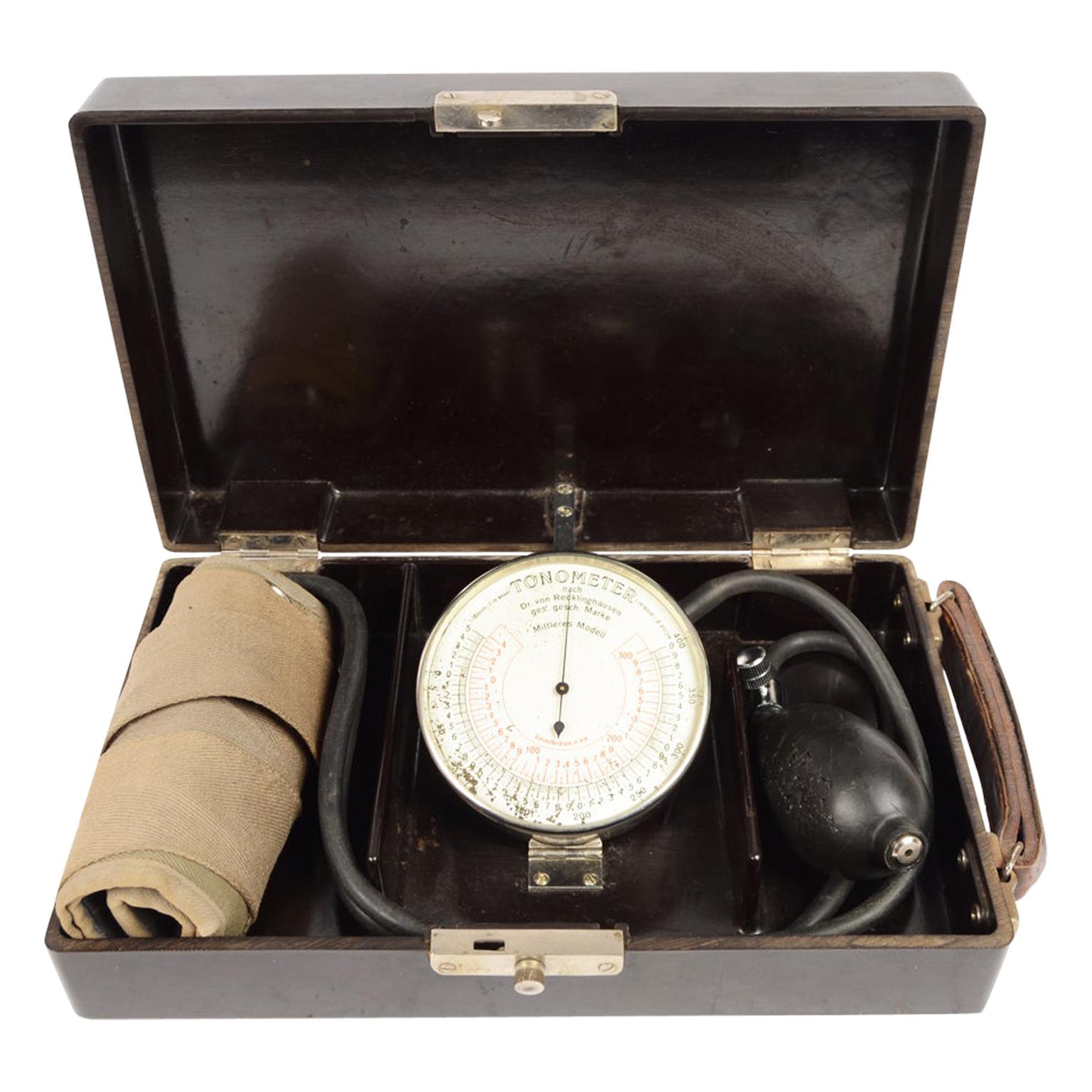 Vintage Medical Sphygmomanometer in its Original Bakelite Box, German 1930s