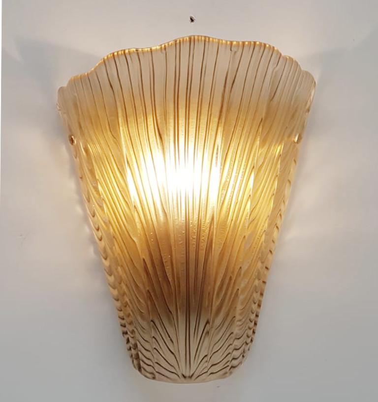Italian wall light shown in smoked brown Murano glass molded into an artistic shell shape, mounted on un-lacquered natural brass frame / Made in Italy
Designed by Fabio Bergomi for Fabio Ltd
1 light / E12 or E14 type / max 40W
Measures: Height 12.5