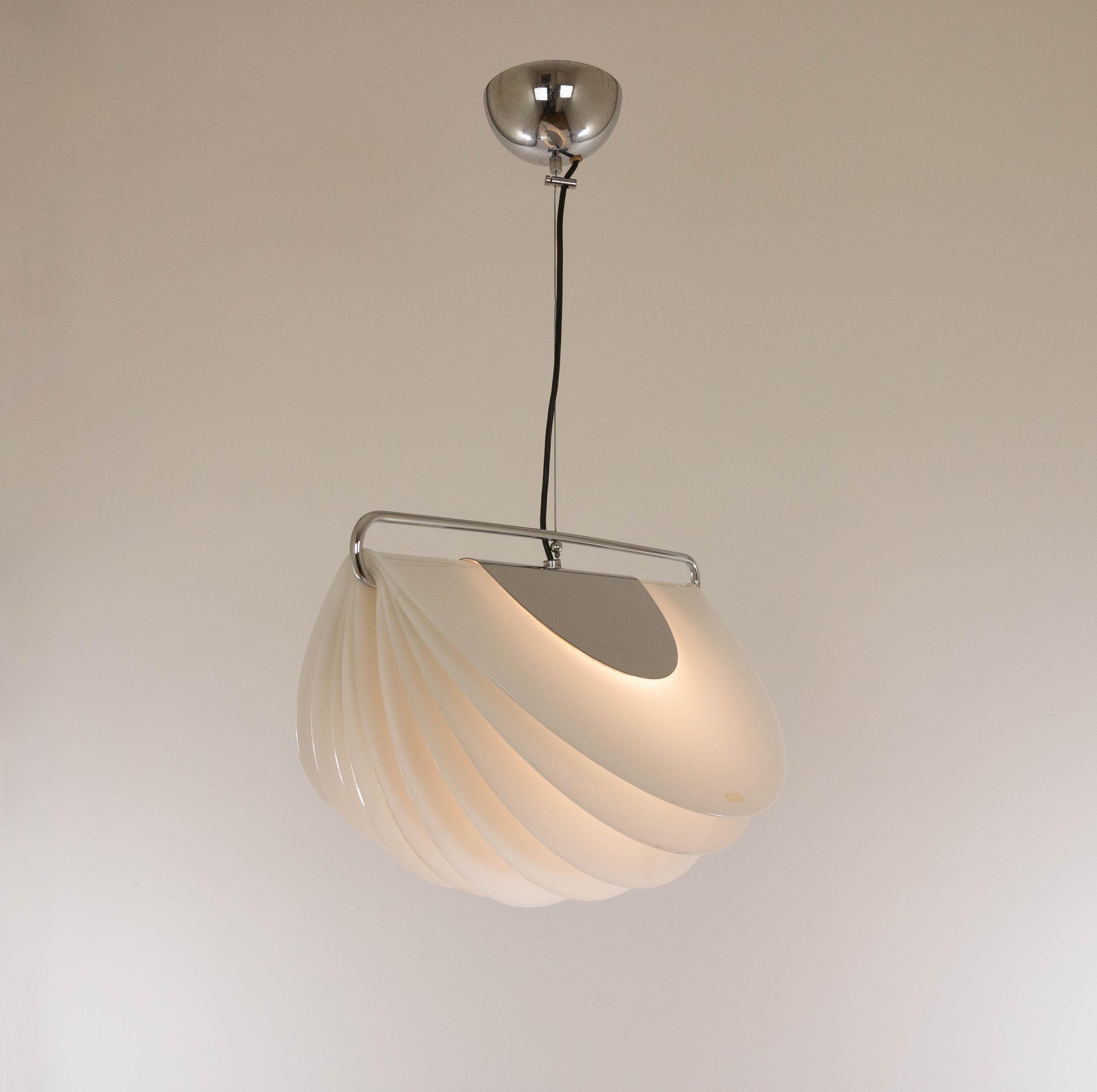 Spicchio pendant designed by Ermanno Lampa & Sergio Brazzoli in 1972 and produced by Harvey Guzzini.

The model consists of a chromed metal bracket on which 4 different curved sheets of white methacrylate are placed.

Ermanno Lampa and Sergio