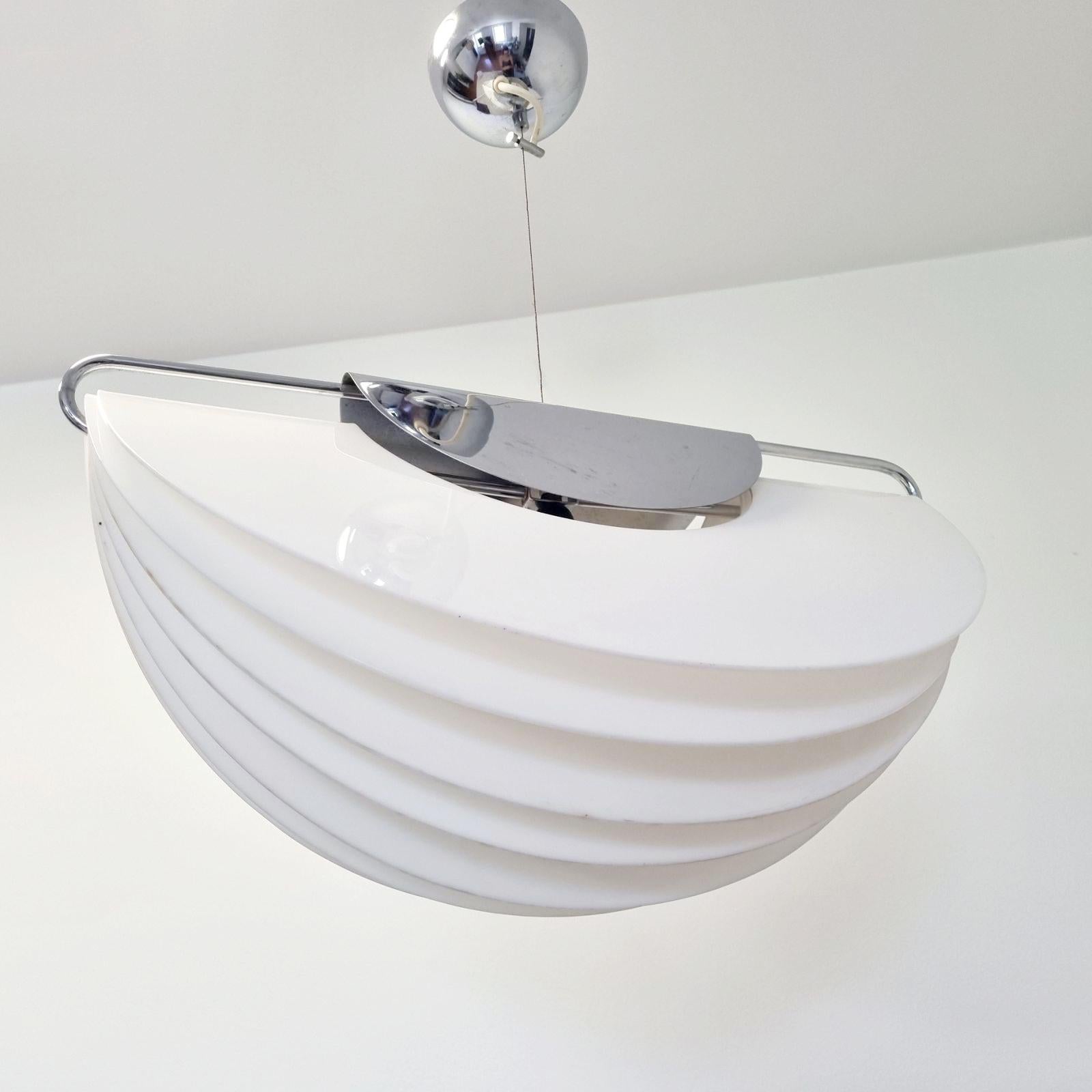 La rara lampada a sospensione Spicchio è stata disegnata da Ermanno Lampa & Sergio Brazzoli nel 1972 e prodotta da Harvey Guzzini.

Il modello è costituito da una staffa in metallo cromato su cui sono posizionate 4 diverse lastre curve di