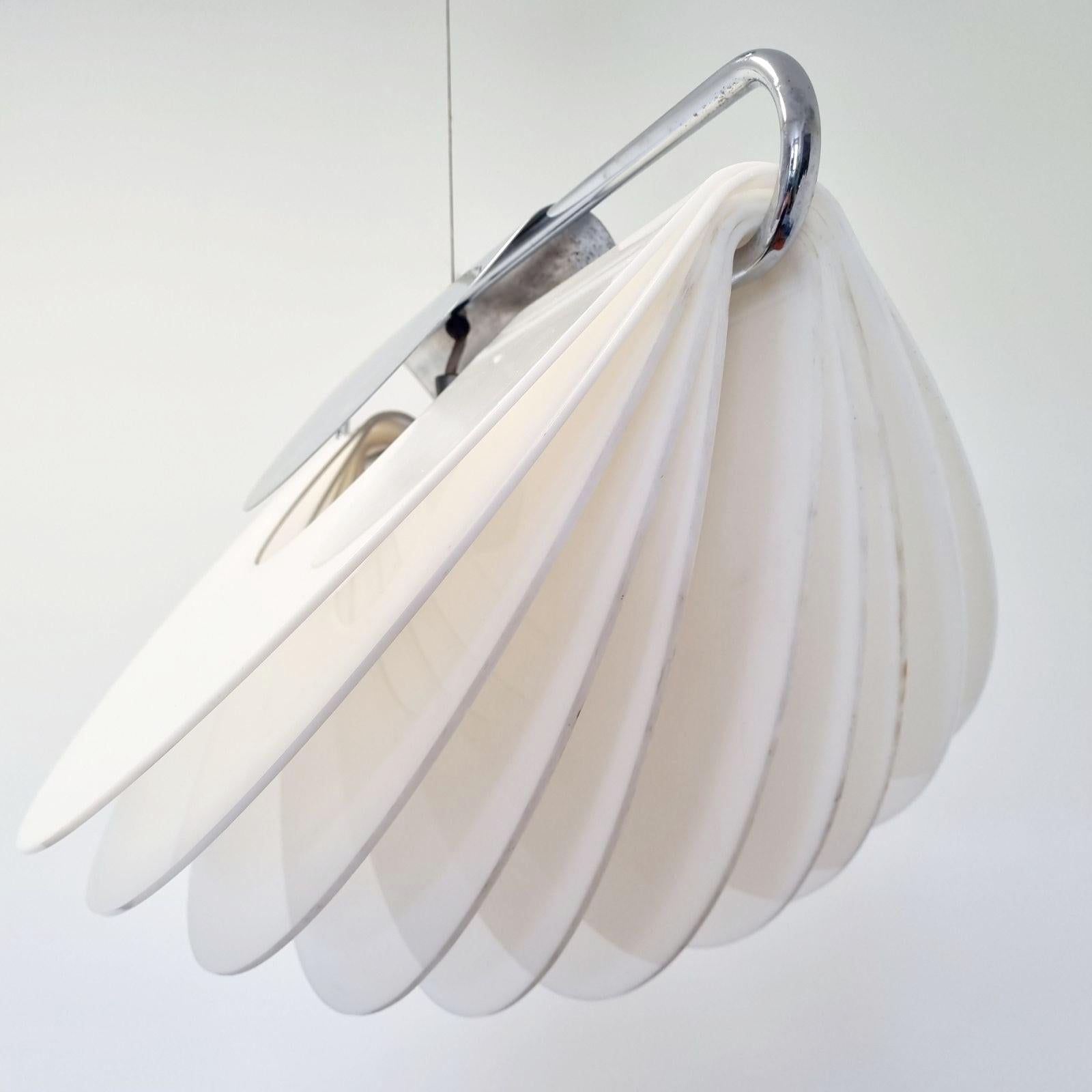 Mid-Century moderno Lampada a sospensione Spicchio di Ermanno Lampa & Sergio Brazzoli per Guzzini, Italia anni '70 in vendita