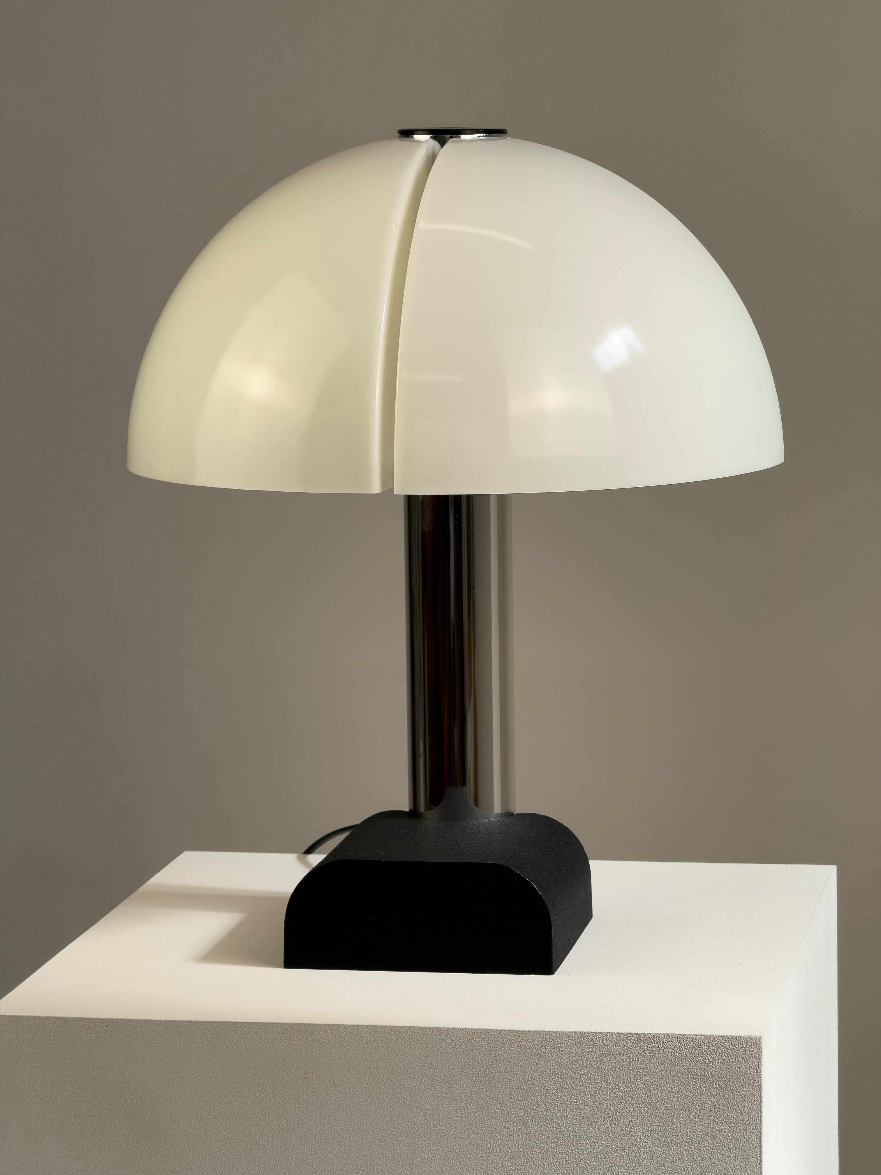Lámpara de mesa Spicchio diseñada por Danilo & Corrado Aroldi para Stilnovo, Italia 1973

Lámpara de mesa Spicchio, diseñada por Danilo y Corrado Aroldi a principios de la década de 1970 y fabricada por la renombrada empresa italiana Stilnovo. La