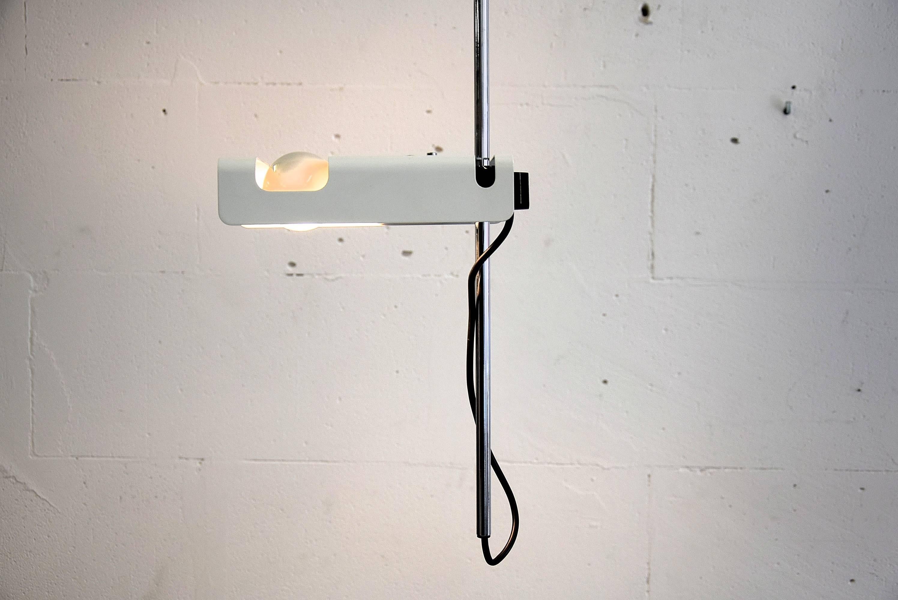 Lampada da soffitto Spider 4476 di Joe Colombo
Lampada da soffitto Spider di nuova produzione del secondo giugno 1981. Mai usato prima!
Disegnata originariamente nel 1965 dall'unico e solo Joe Colombo per O-Luce Italia.

La lampada è in perfette