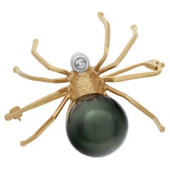 Broche araignée en or jaune 14 carats avec perle de Tahiti noire de 14,5 mm 