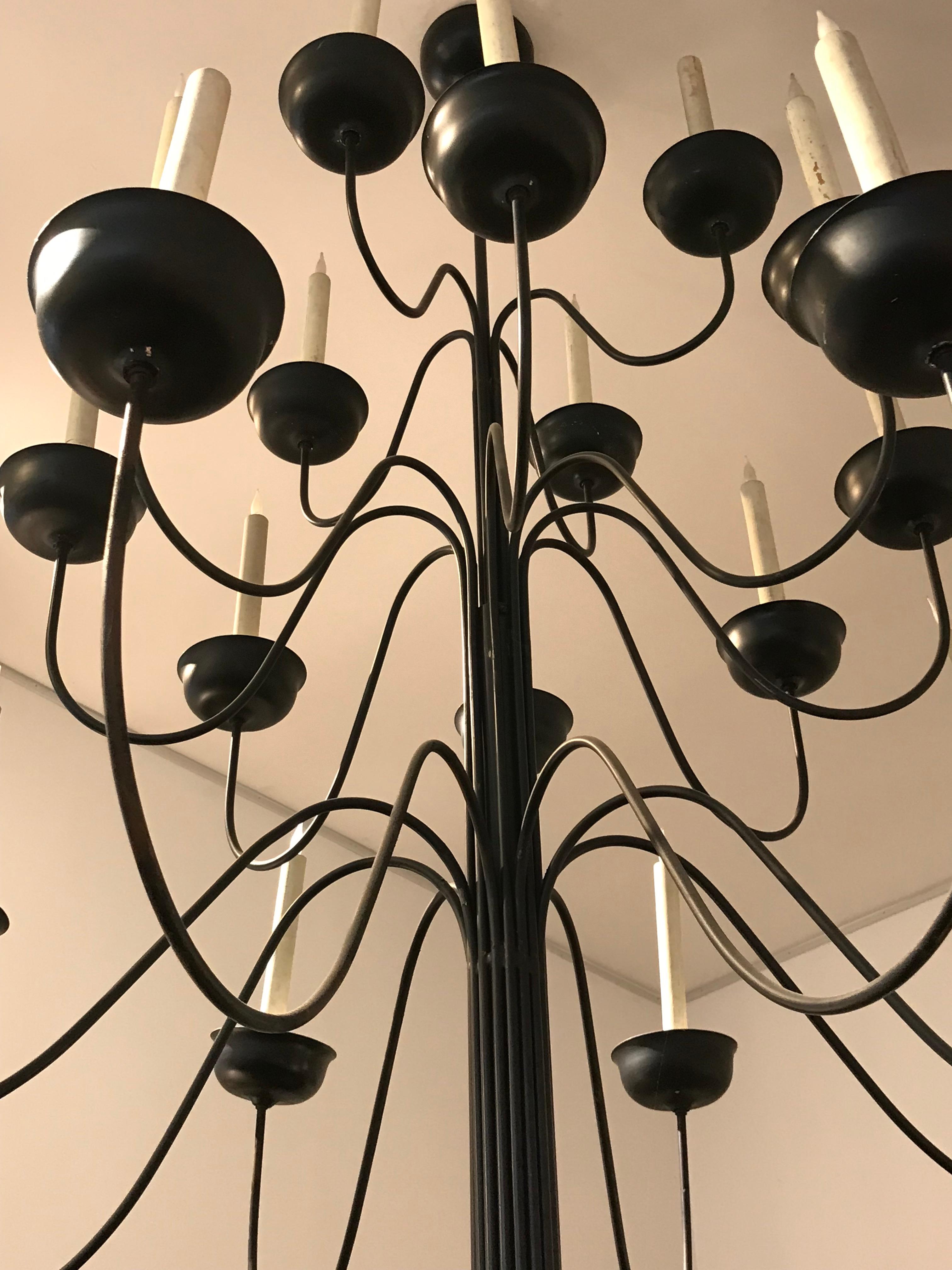 Lustre vintage Spider en métal réalisé par Benjamin Cornilleau en 1950. 20 ampoules. 
Dimensions : 180 x 130cm 
 