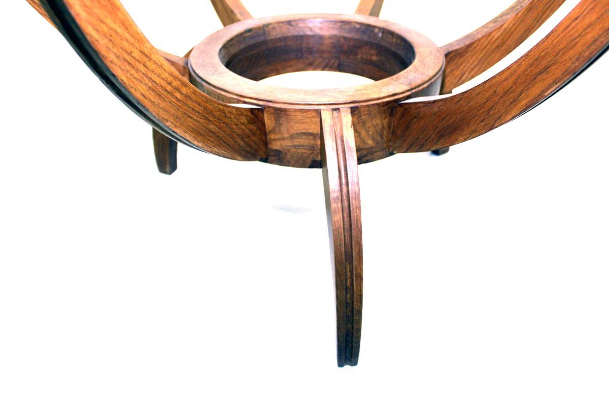 This coffee table consists of a solid wooden frame with elegant, delicate legs and an 8 mm thick glass top.