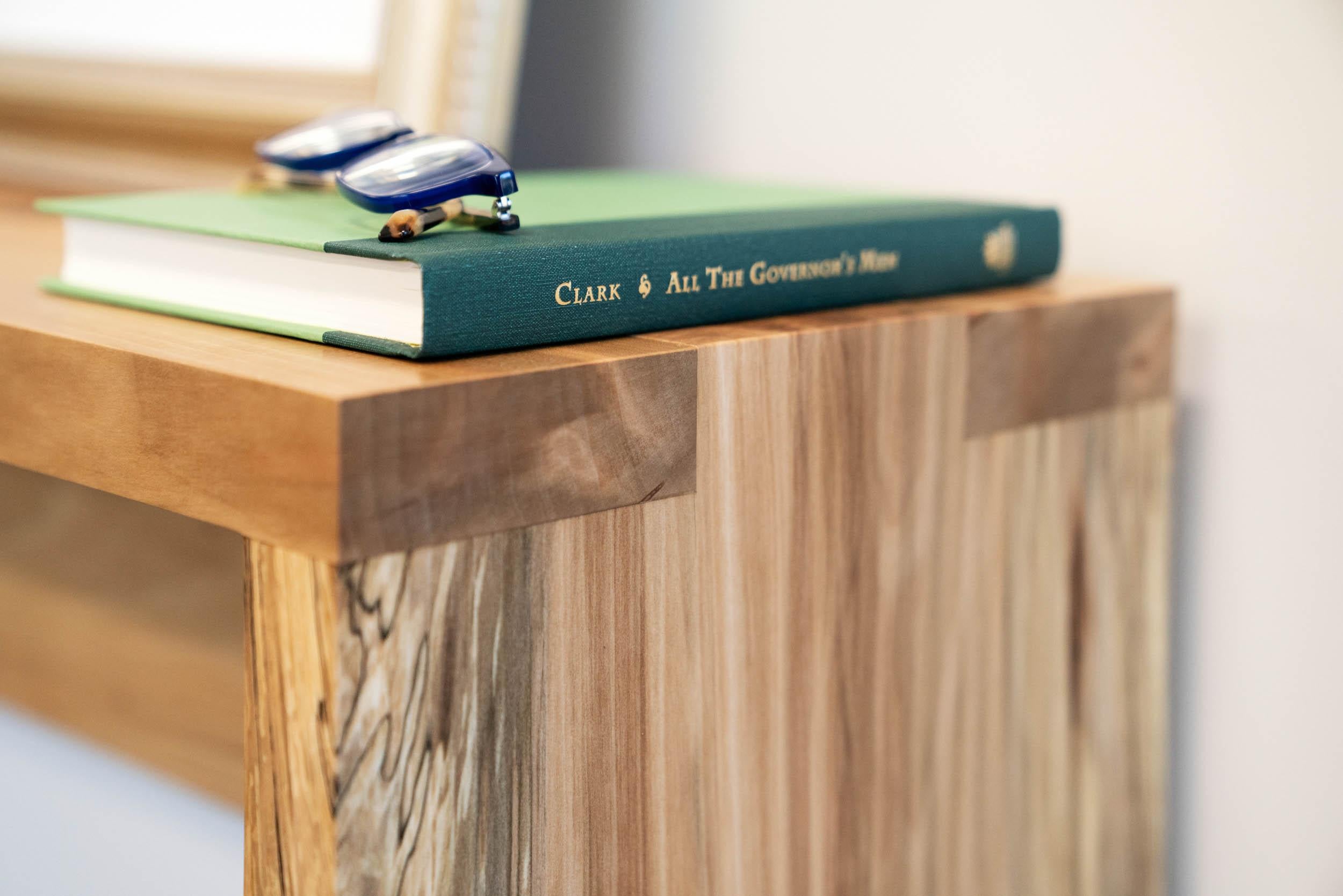 American Craftsman Table console étroite en bois de noyer satiné avec assemblages en forme de boîte par Alabama Sawyer en vente