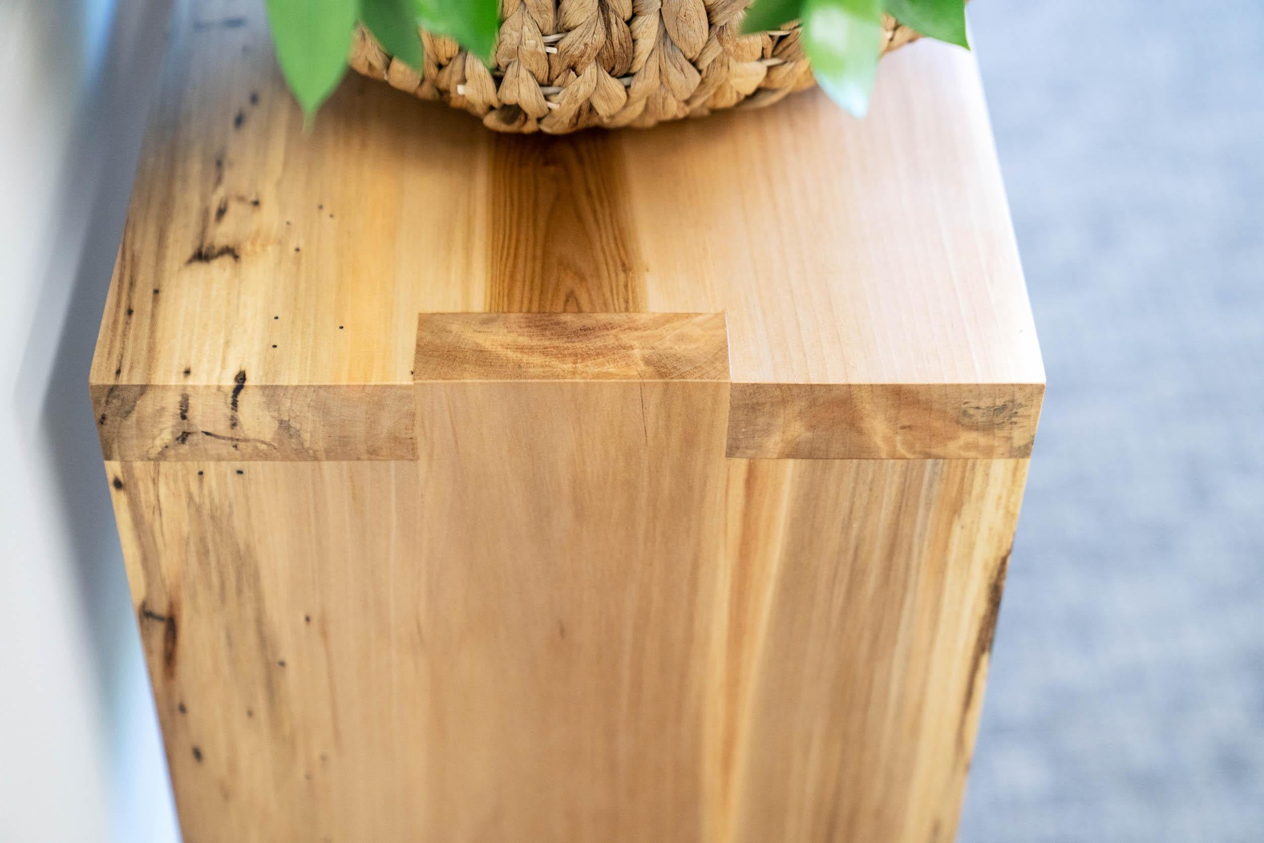 Travail du bois Table console étroite en bois de noyer satiné avec assemblages en forme de boîte par Alabama Sawyer en vente