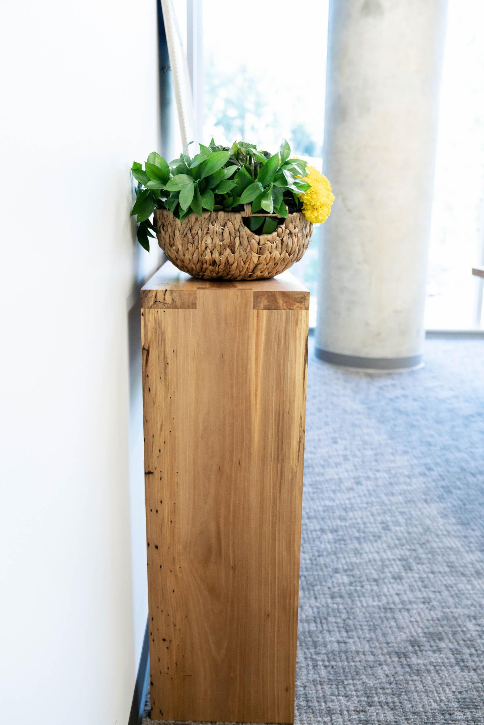 Table console étroite en bois de noyer satiné avec assemblages en forme de boîte par Alabama Sawyer Neuf - En vente à Birmingham, AL