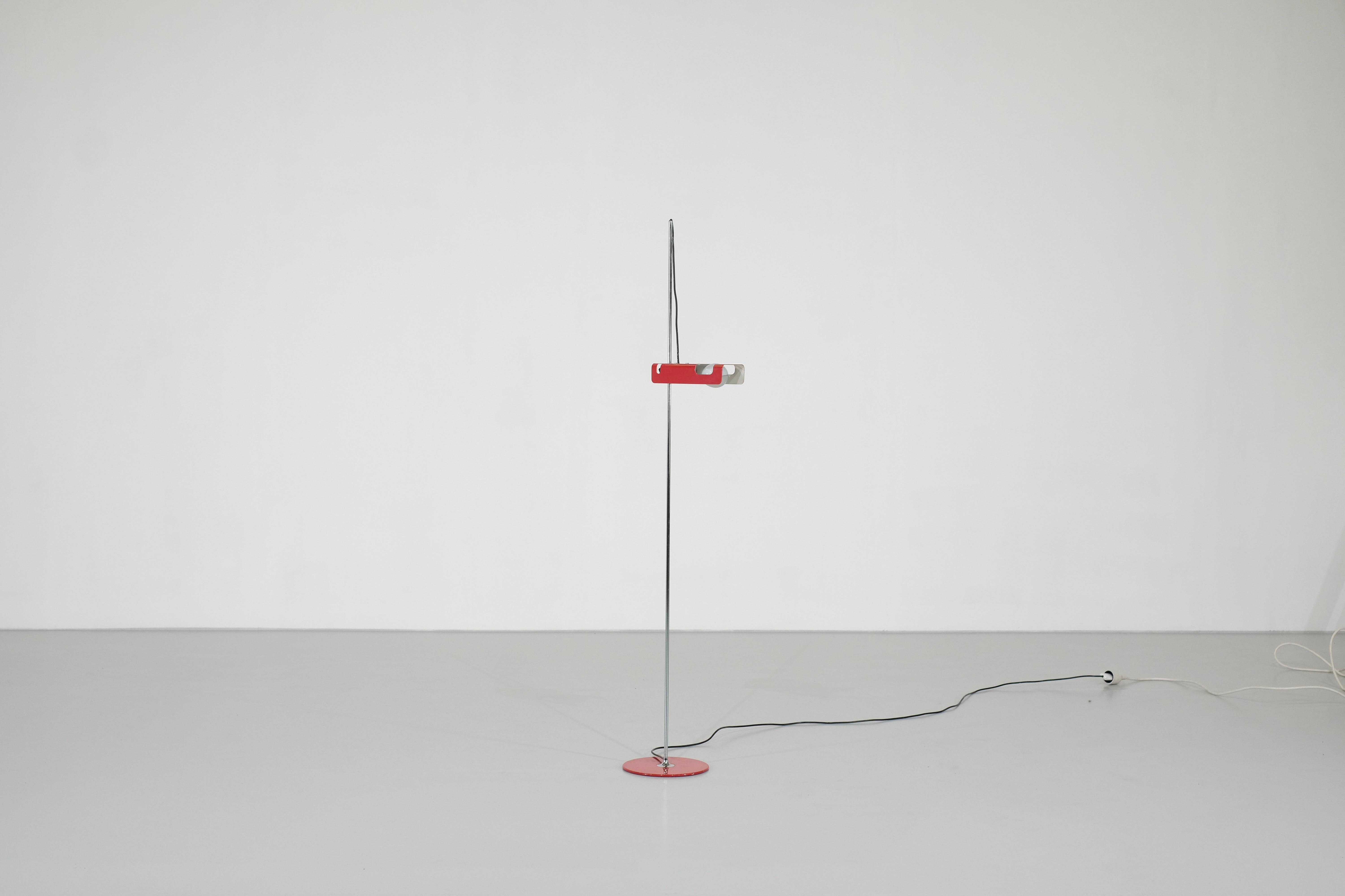 Magnificent Spider floor lamp by Joe Colombo for Oluce, designed in 1967.

It consists of a metal base supporting a chrome tube.

The diffuser is made of red powder-coated metal.

The diffuser is adjustable in height as well as from left to right