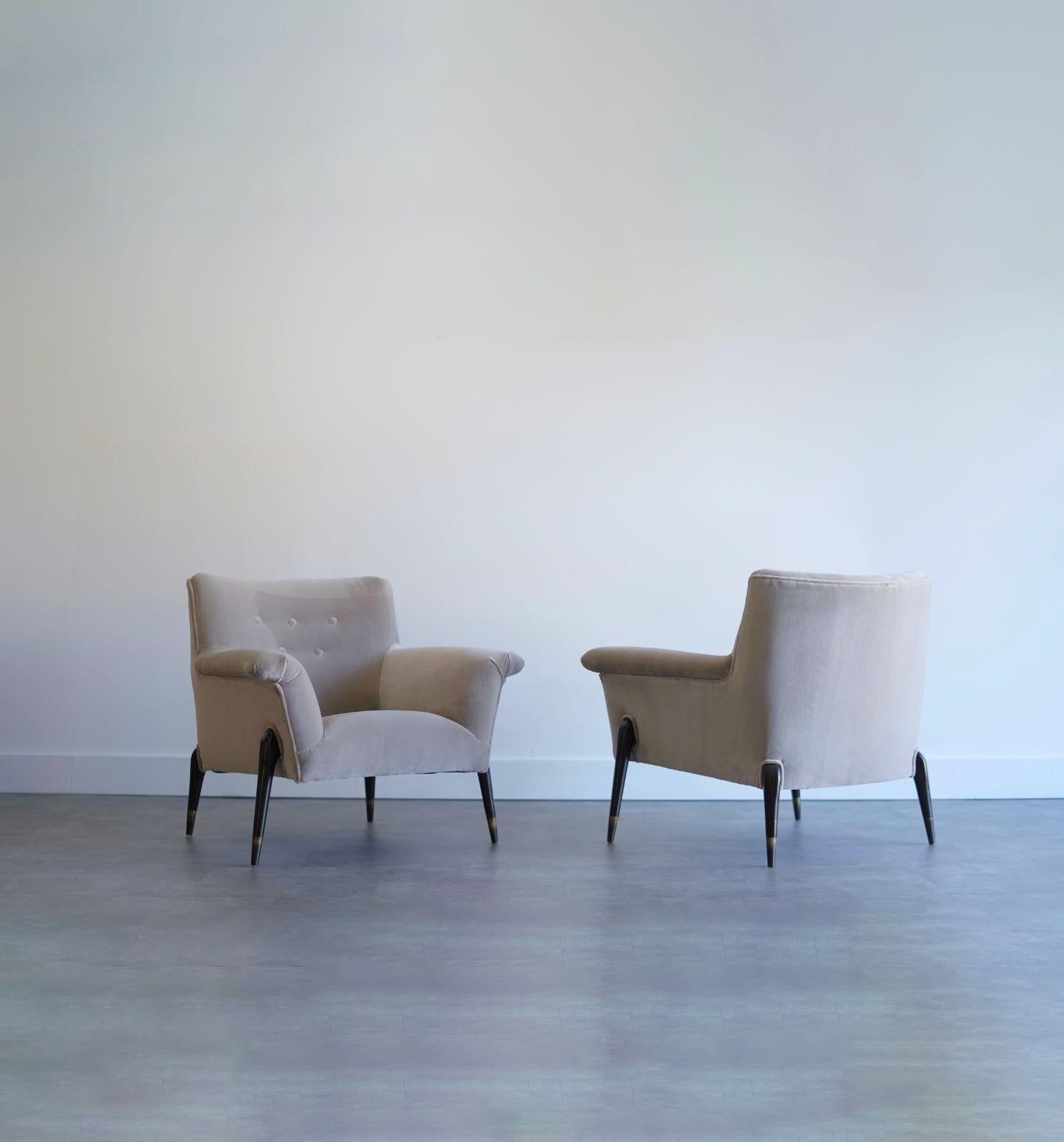 Una coppia di insolite sedie da salotto Ico Parisi (In the Style Of), interamente restaurate, circa, anni '60.
Il design è caratterizzato da scultoree gambe ad arco affusolate su sabot in ottone massiccio rifiniti in ottone antico. Le gambe dello