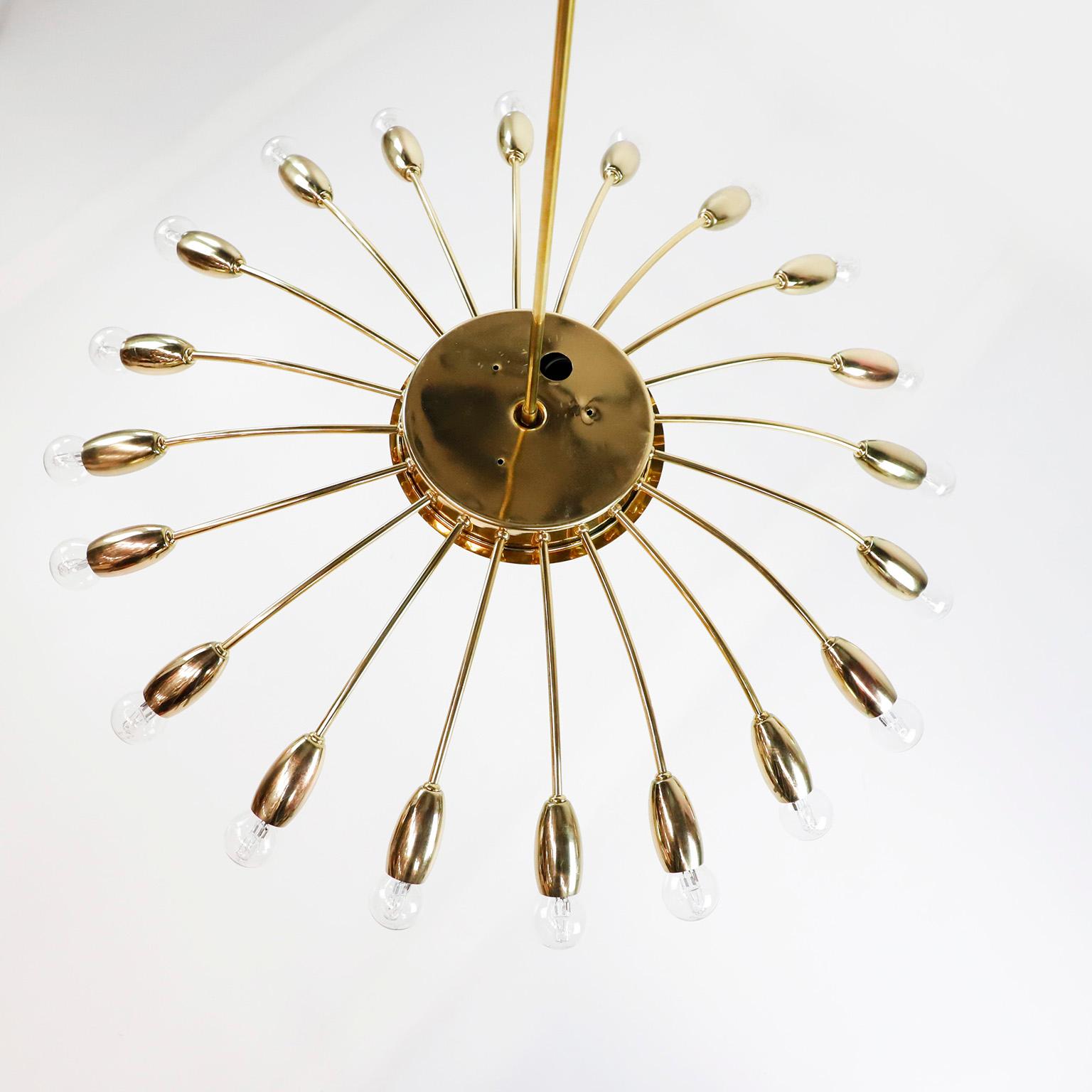 Circa 1950. We offer this Spider light chandelier with 20-light. Brass, rewired

The chandelier is in excellent original condition, carefully cleaned and rewired.